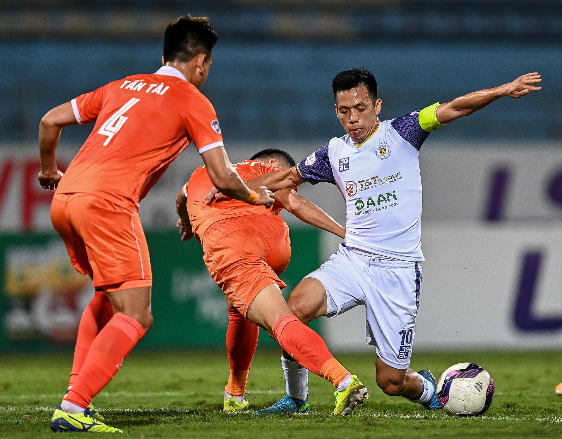 Ha Noi thua tren san nha anh 7
