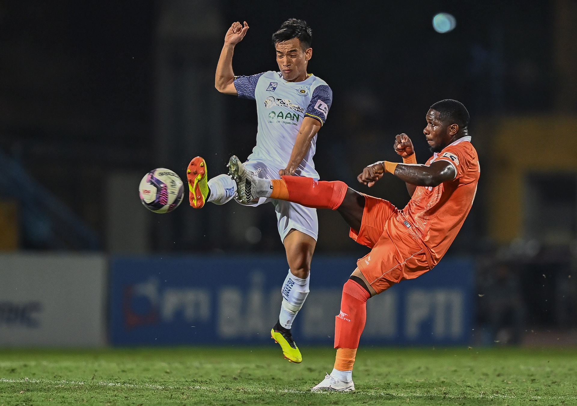 Ha Noi thua tren san nha anh 9