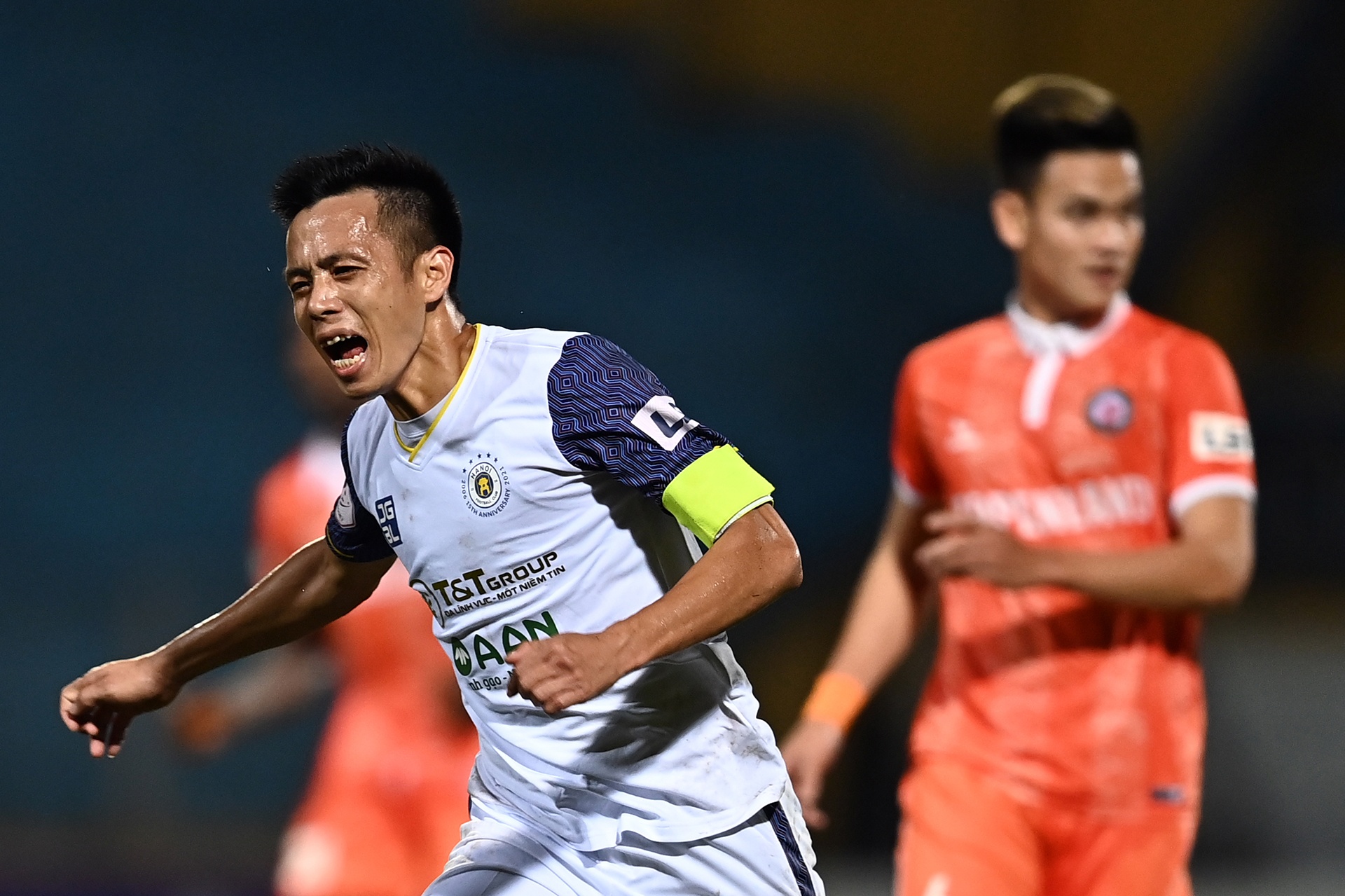 CLB Ha Noi thua tren san nha trong ngay ra mat tan HLV Han Quoc hinh anh