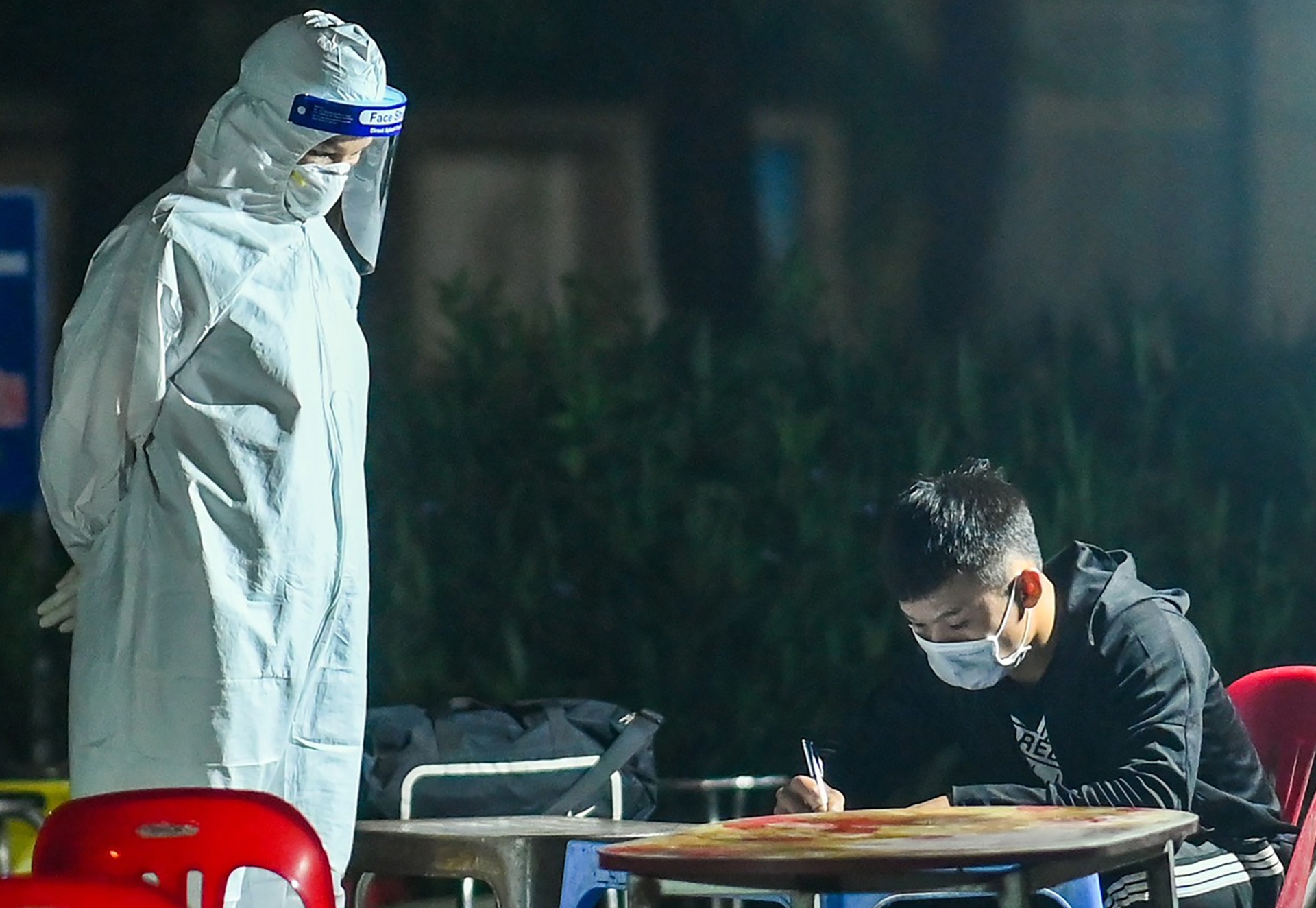 Nhieu truong hop F1 o Ha Noi duoc dua di cach ly trong dem hinh anh