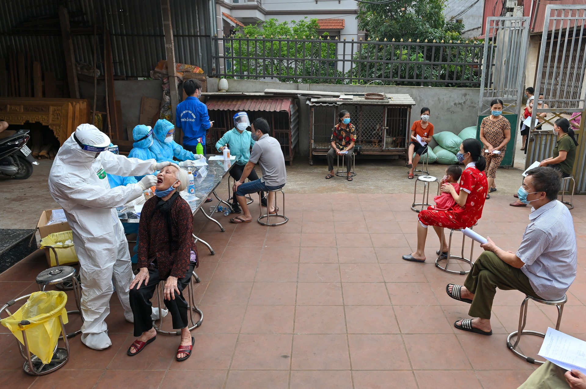 Hà Nội: Xét nghiệm truy tìm virus SARS-CoV-2 ảnh 3 Ha Noi: Xet nghiem truy tim virus SARS-CoV-2 anh 3