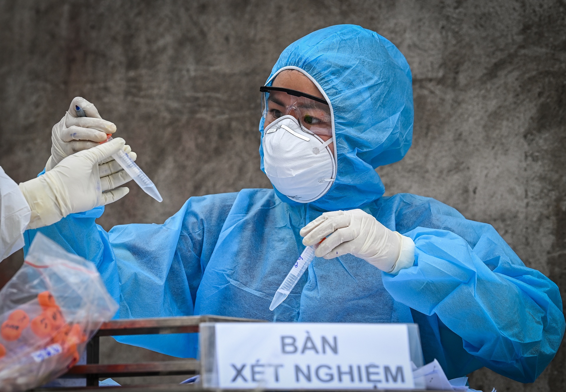 Hà Nội: Xét nghiệm truy tìm virus SARS-CoV-2 ảnh 7 Ha Noi: Xet nghiem truy tim virus SARS-CoV-2 anh 7