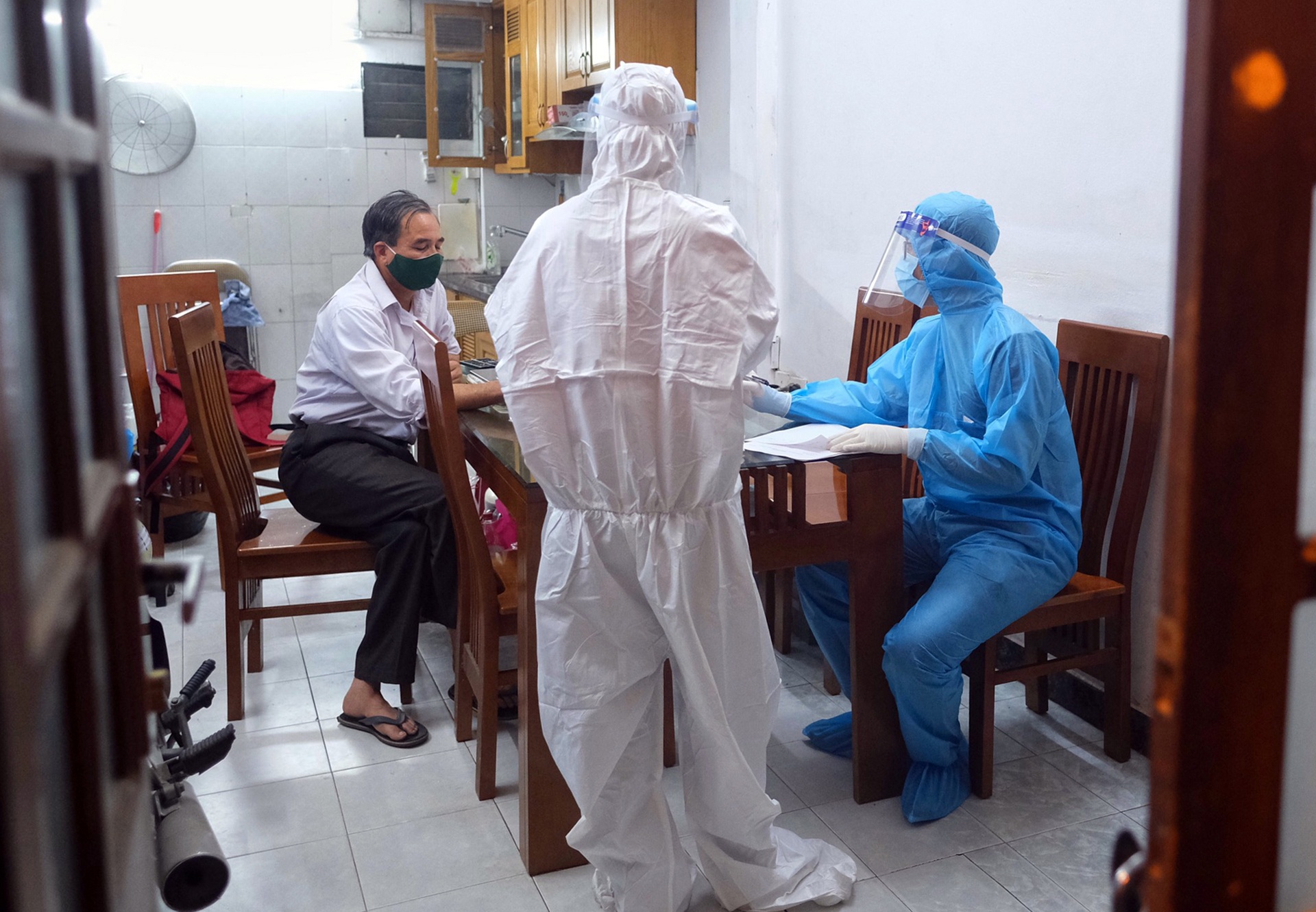 Bac si mac Covid-19 anh 4