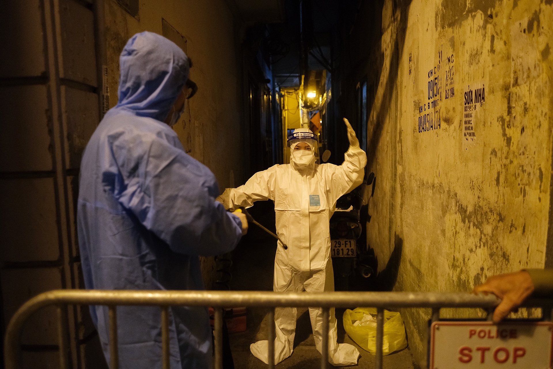 Phong toa mot ngo o quan Ba Dinh, noi bac si mac Covid-19 an toi hinh anh