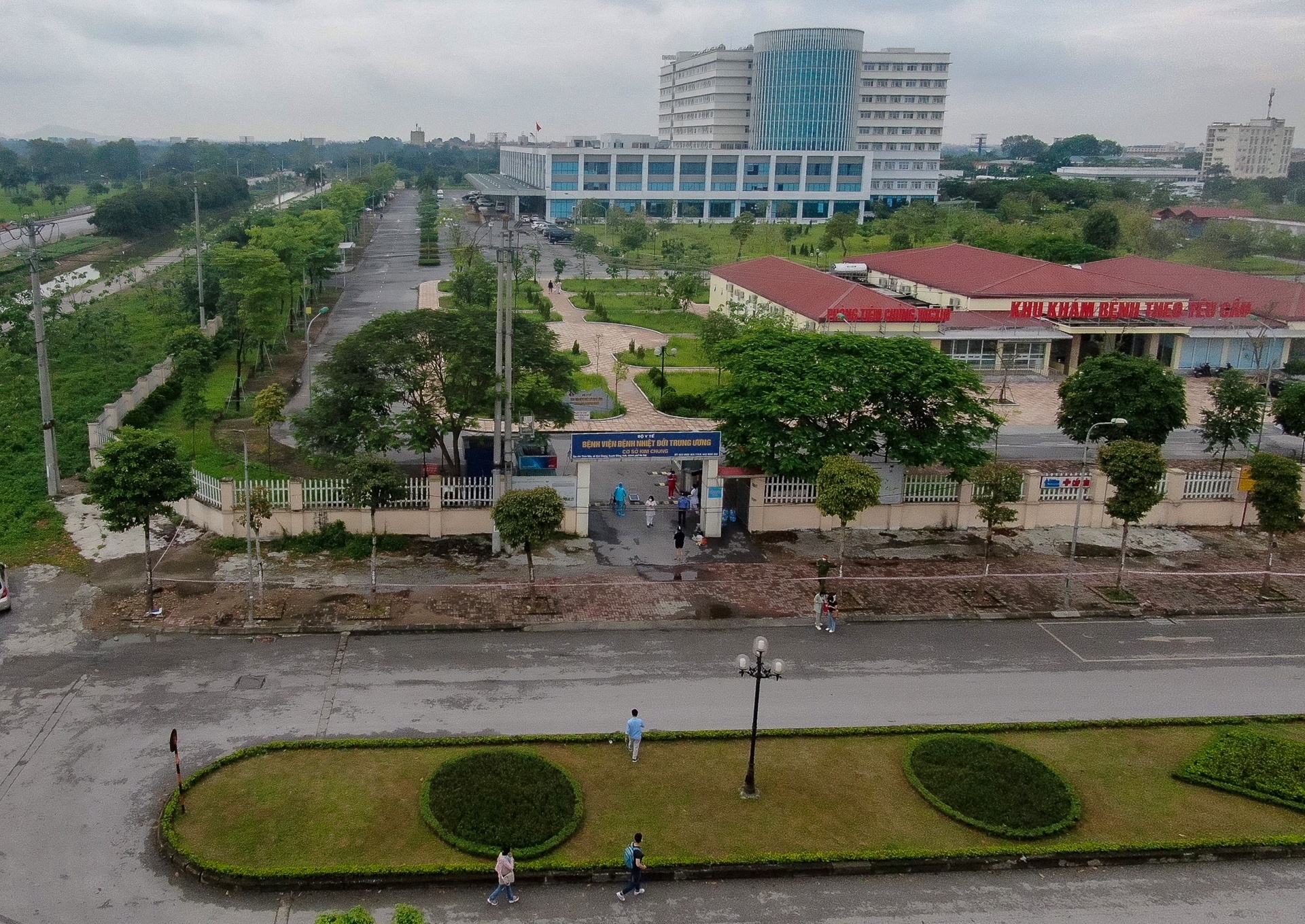 Phong toa benh vien benh nhiet doi Trung Uong anh 1