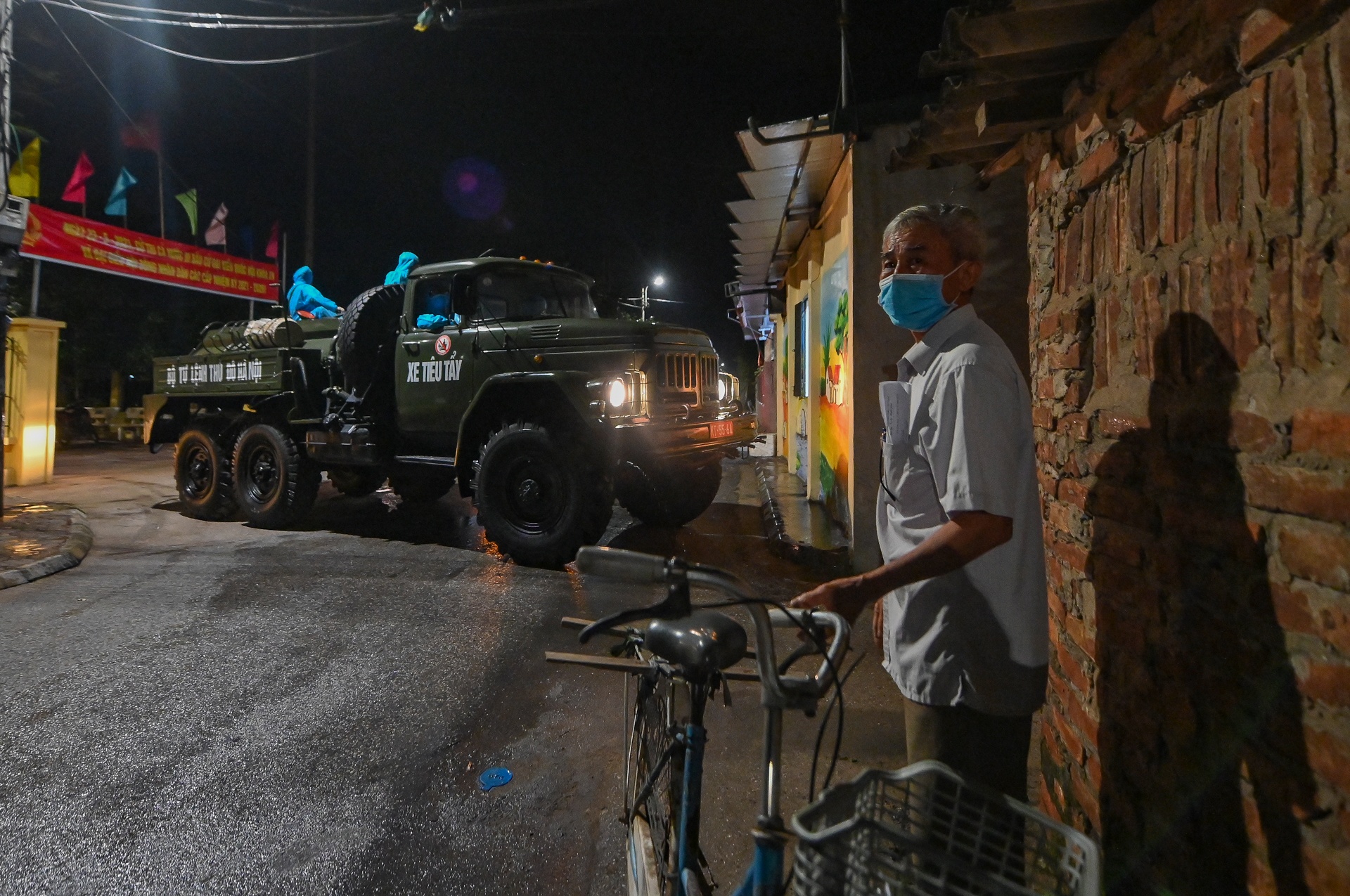 Phong toa 4 thon o Ha Noi luc nua dem hinh anh