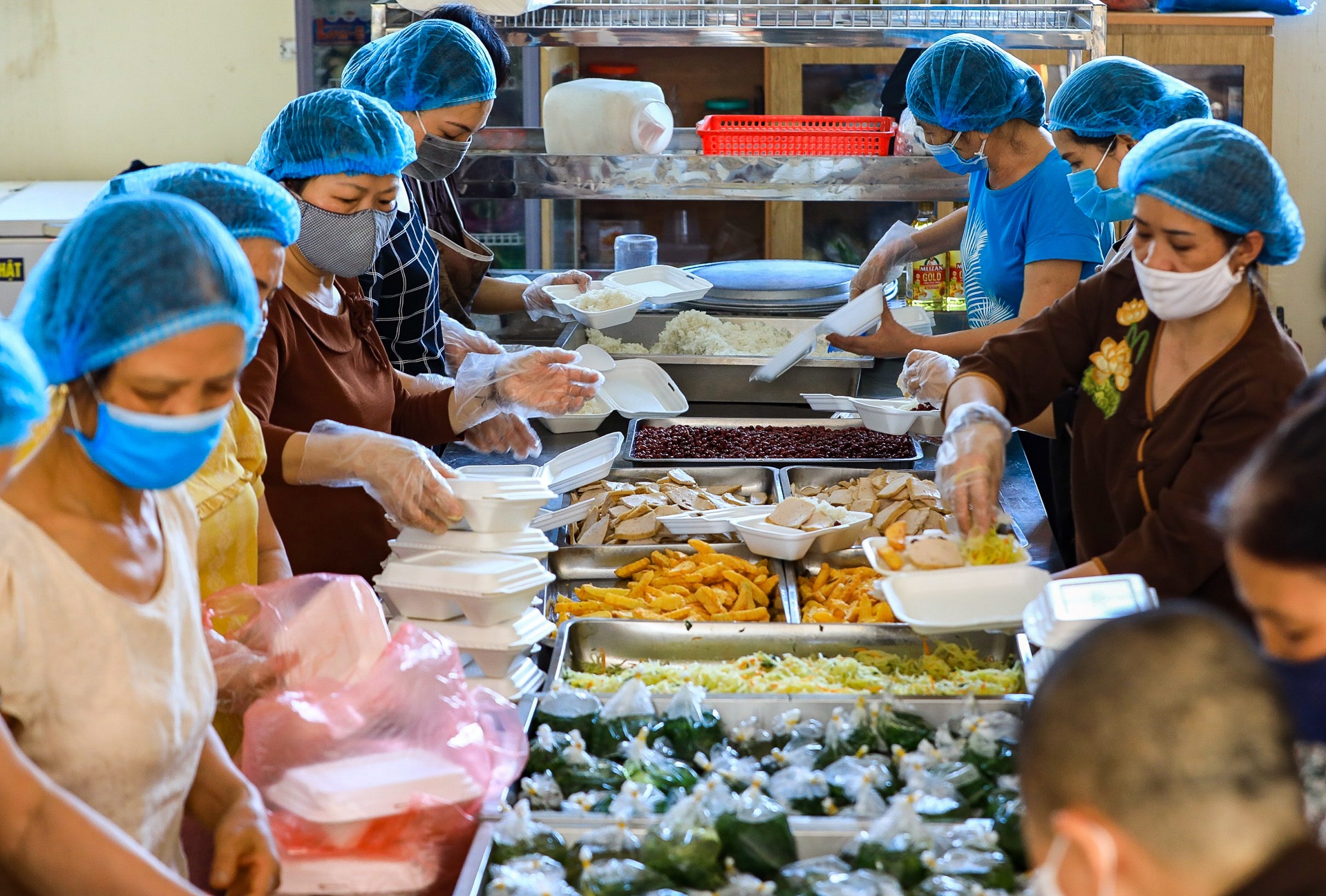 Phat tu nau com mien phi tang benh nhan K anh 1