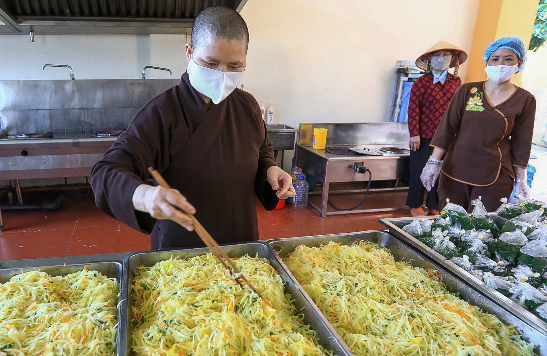 Phat tu nau com mien phi tang benh nhan K anh 2