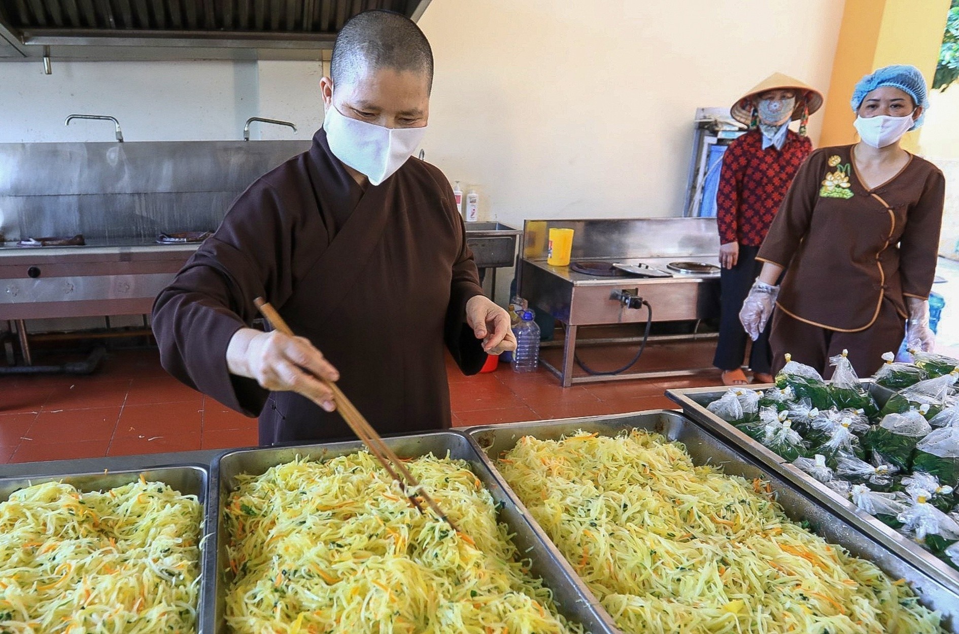 Phat tu nau com tang nguoi cach ly o Benh vien K hinh anh