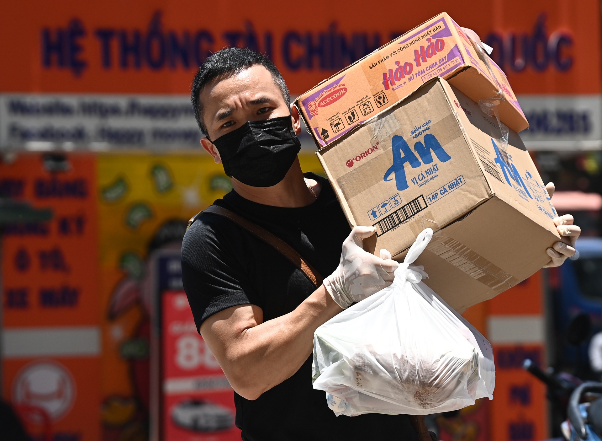 Doi nang tiep te cho khu chung cu 10.000 dan bi cach ly hinh anh