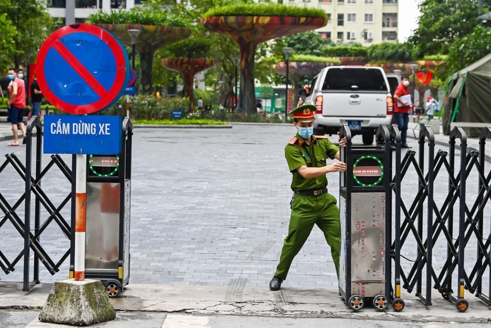 Phong toa 4 toa chung cu voi gan 6.000 nguoi dan o Ha Noi hinh anh