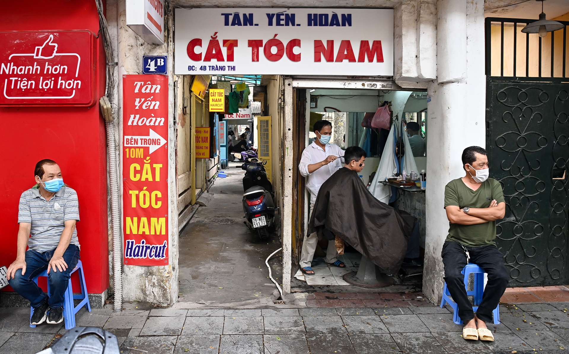 Cho 2 gio de duoc cat toc, goi dau truoc gio cam hinh anh