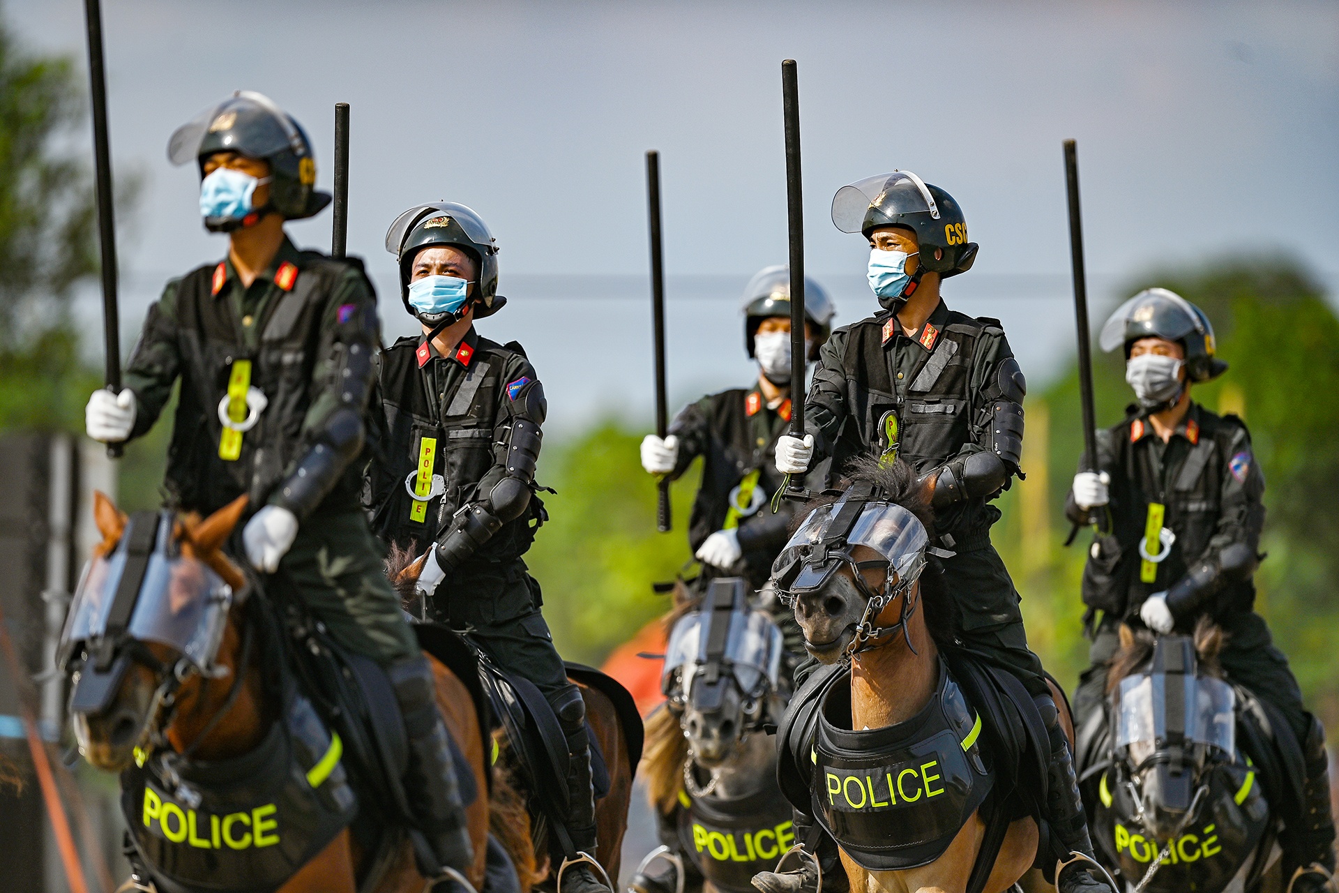 Canh sat co dong cuoi ngua ban sung anh 10