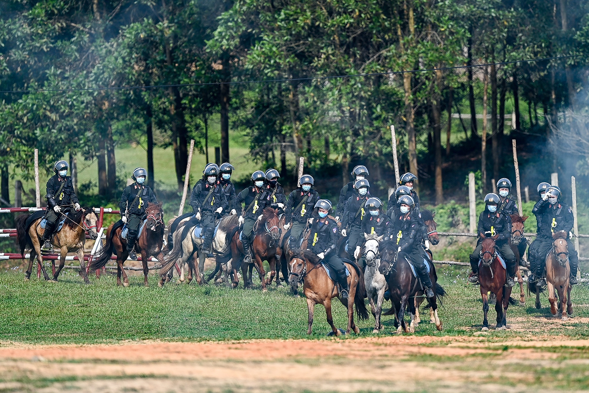 Canh sat co dong cuoi ngua ban sung anh 11