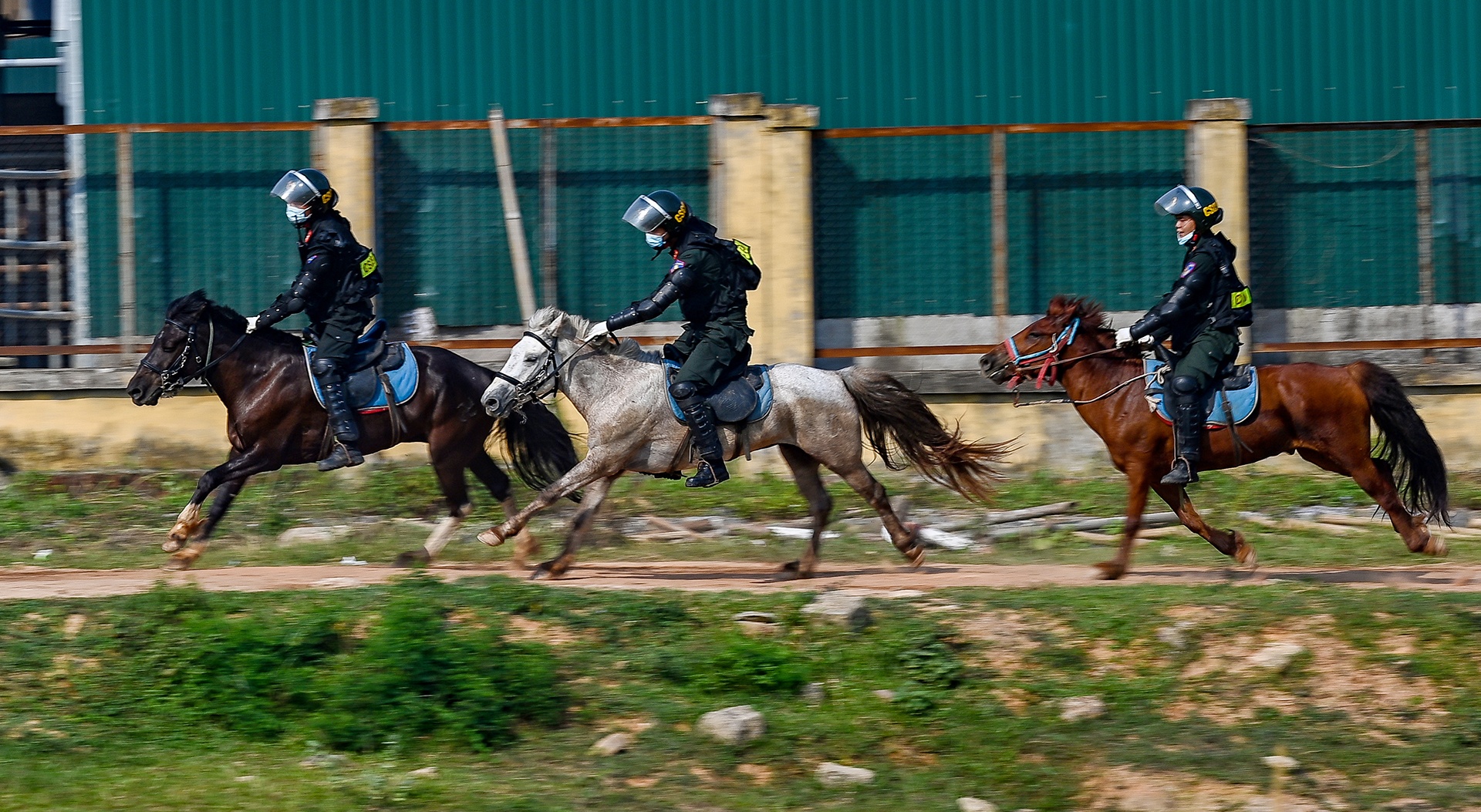Canh sat co dong cuoi ngua ban sung anh 12