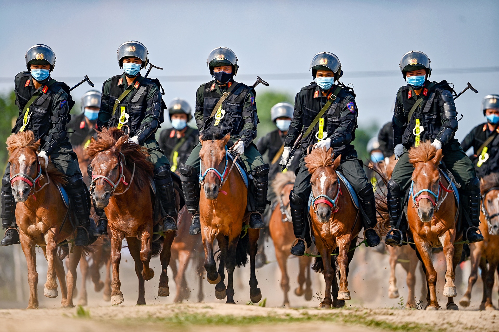 Canh sat co dong cuoi ngua ban sung anh 13