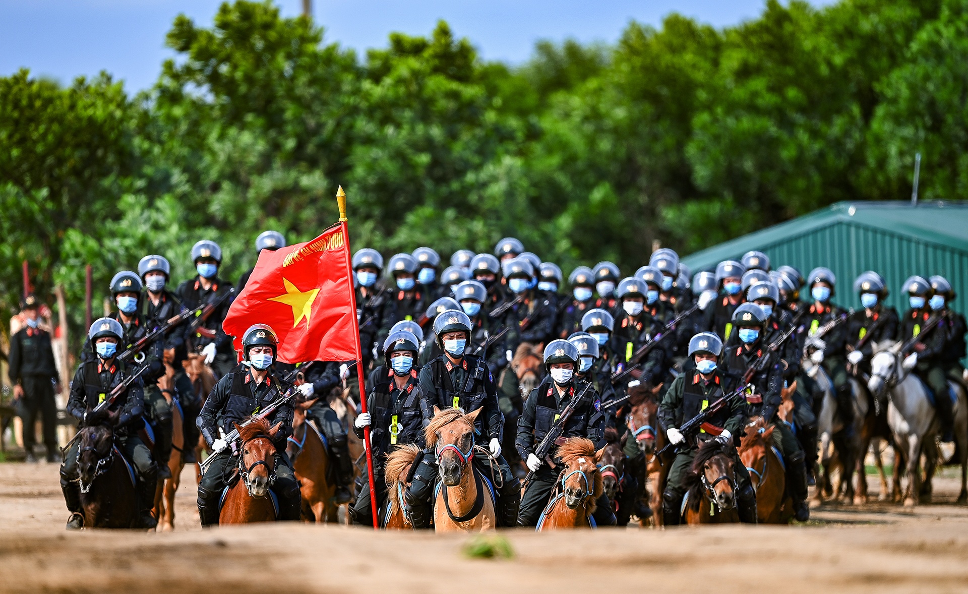 Canh sat co dong cuoi ngua ban sung anh 1