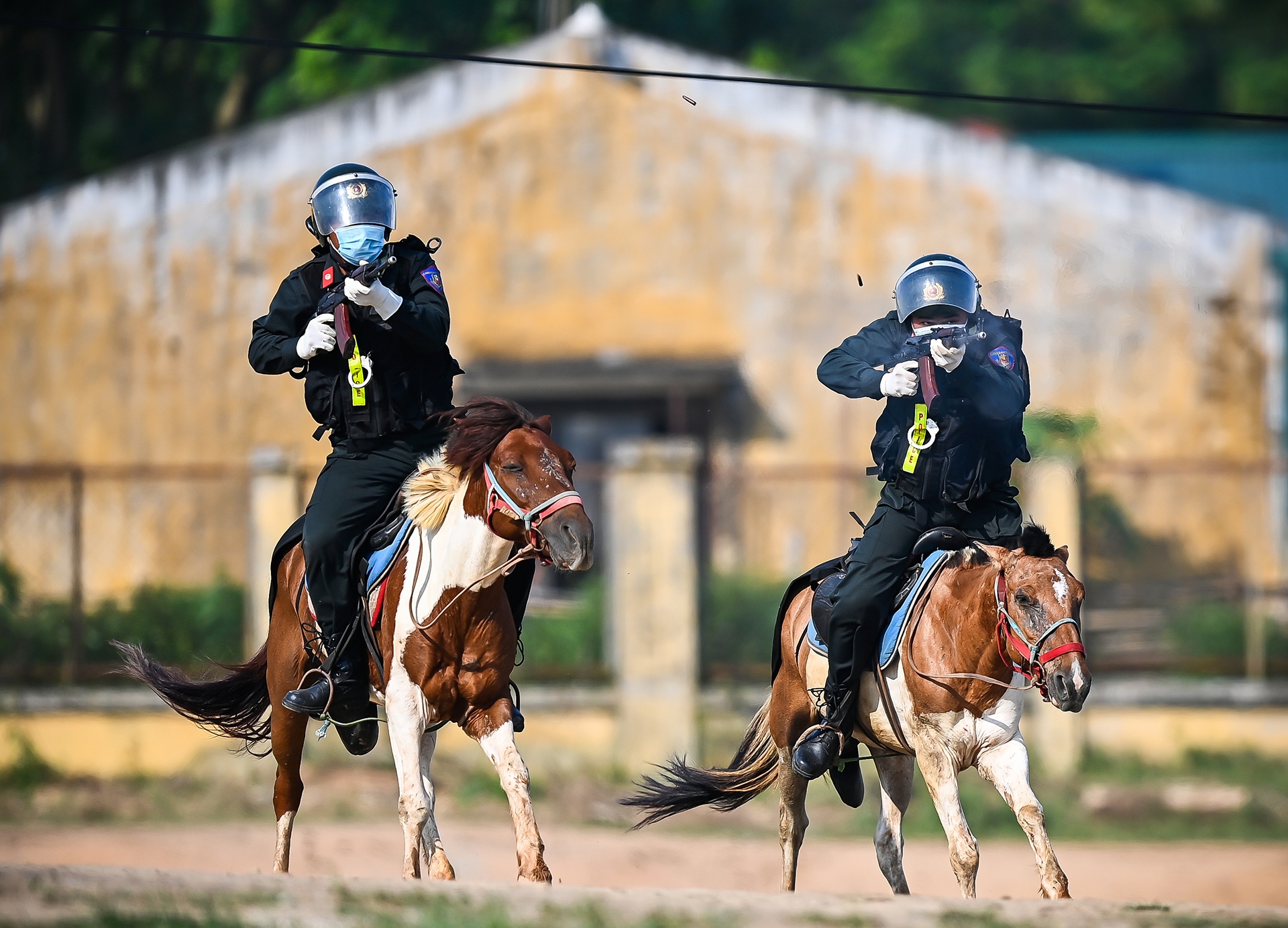 Canh sat co dong cuoi ngua ban sung anh 20