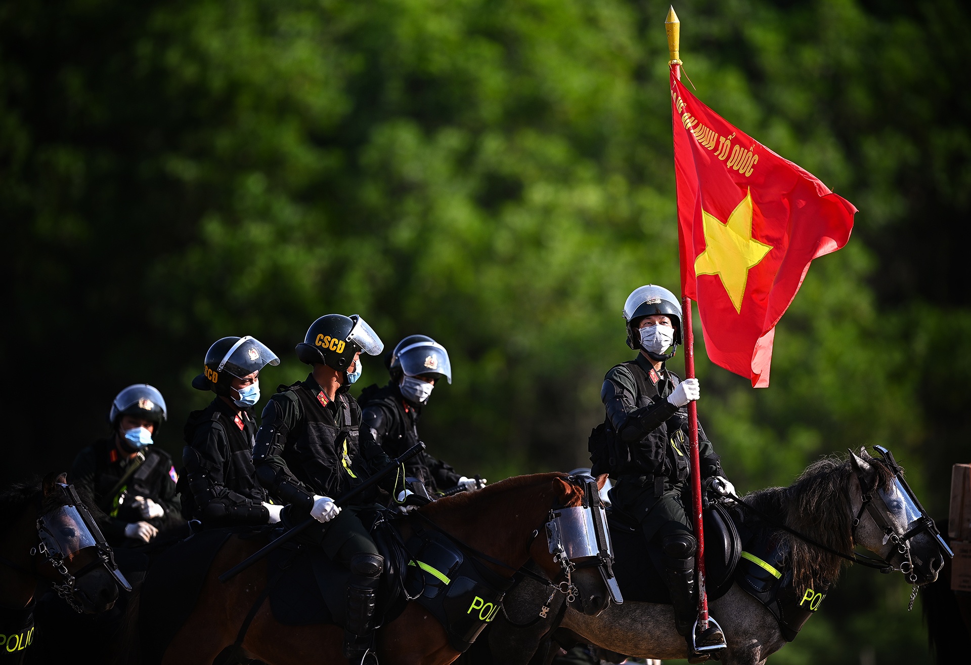 Canh sat co dong cuoi ngua ban sung anh 22