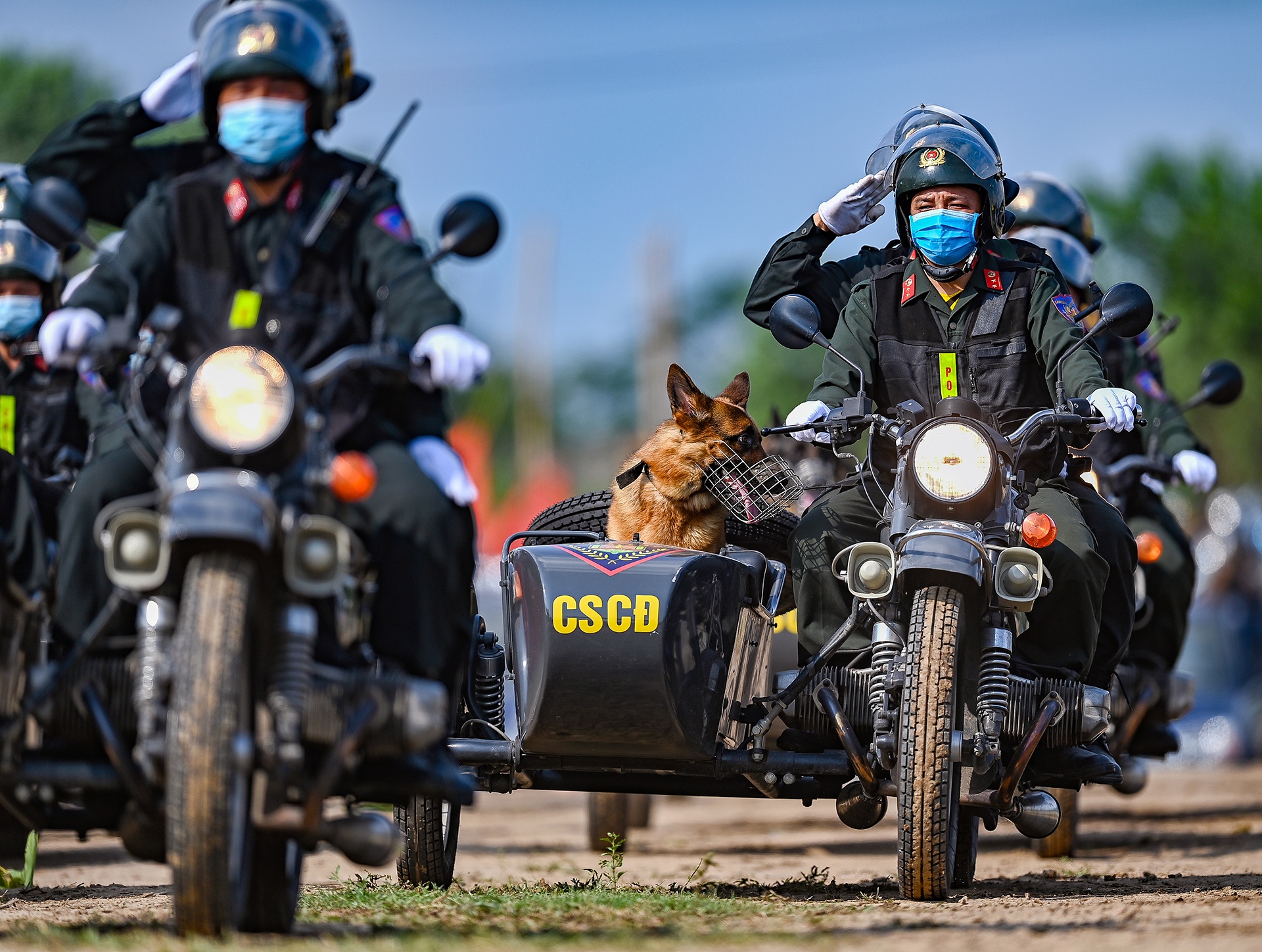 Canh sat co dong cuoi ngua ban sung anh 25