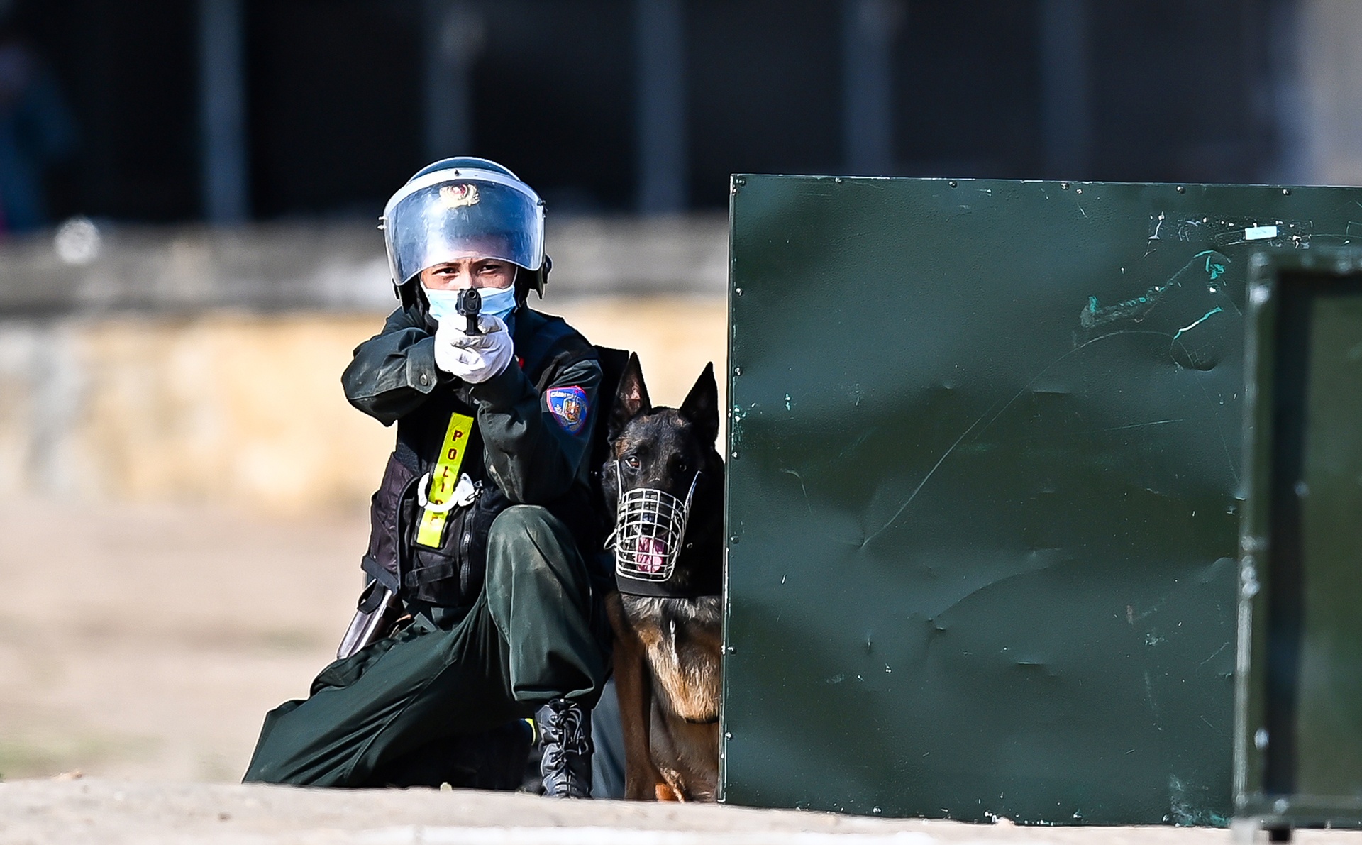 Canh sat co dong cuoi ngua ban sung anh 27