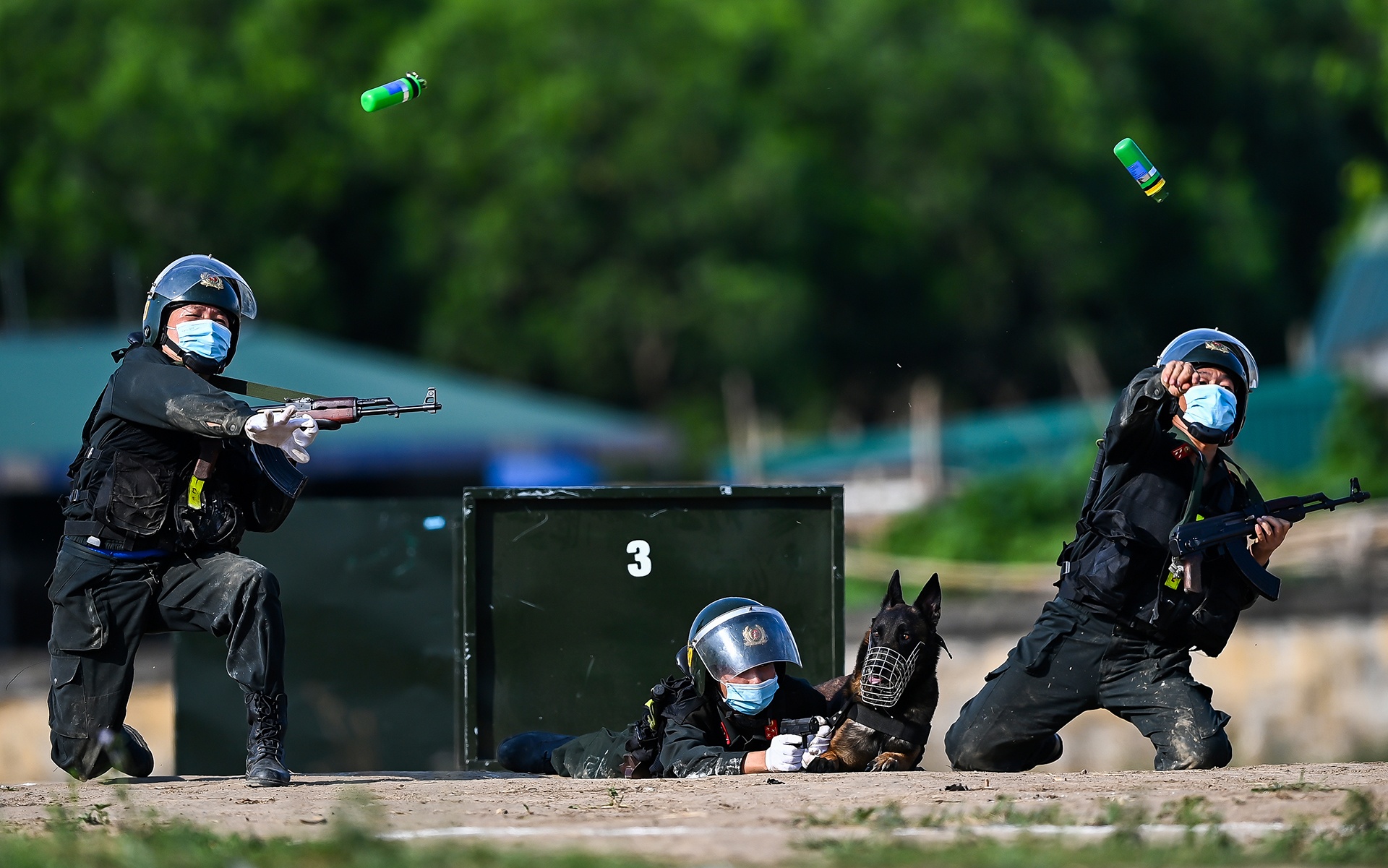 Canh sat co dong cuoi ngua ban sung anh 28