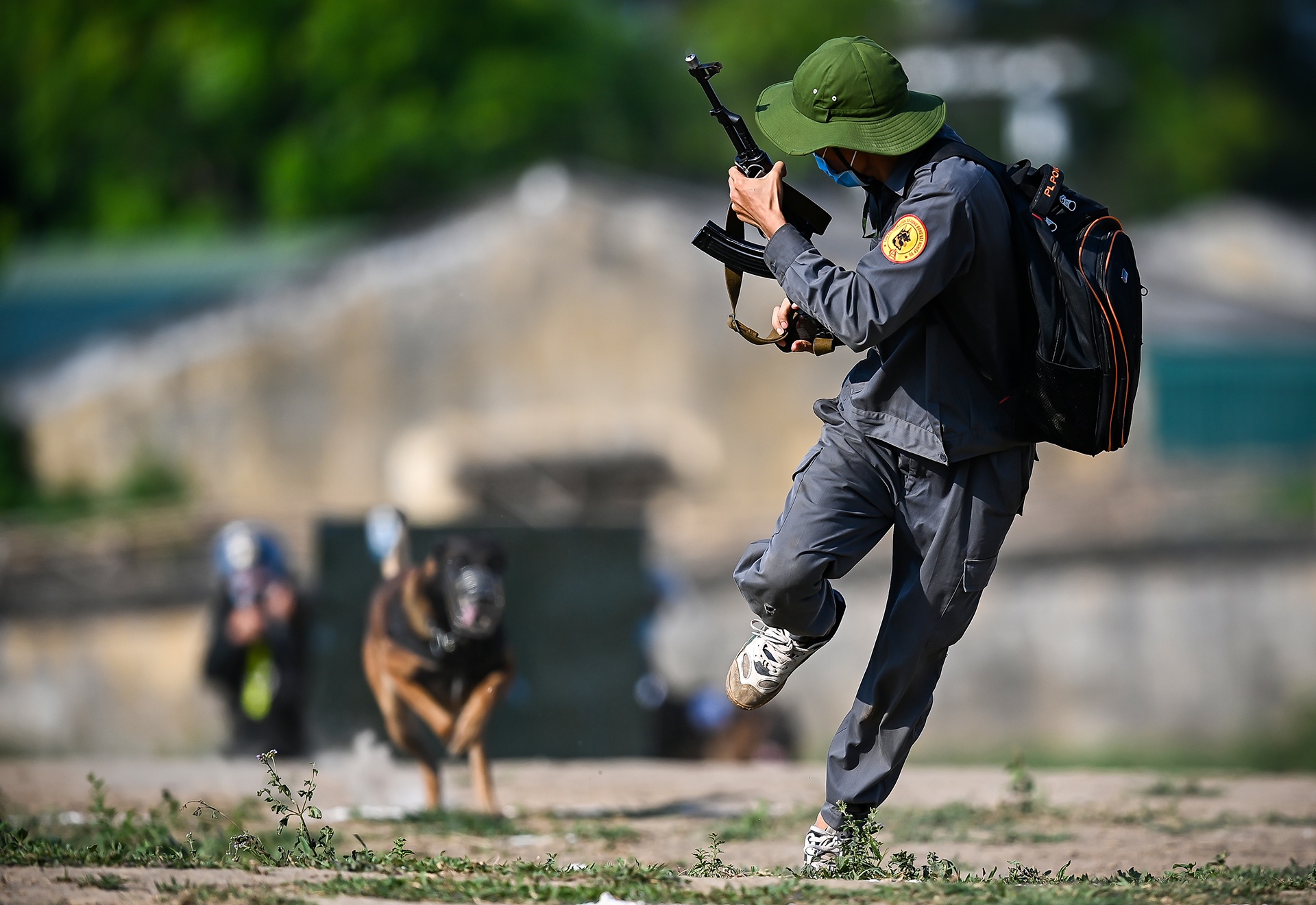 Canh sat co dong cuoi ngua ban sung anh 30