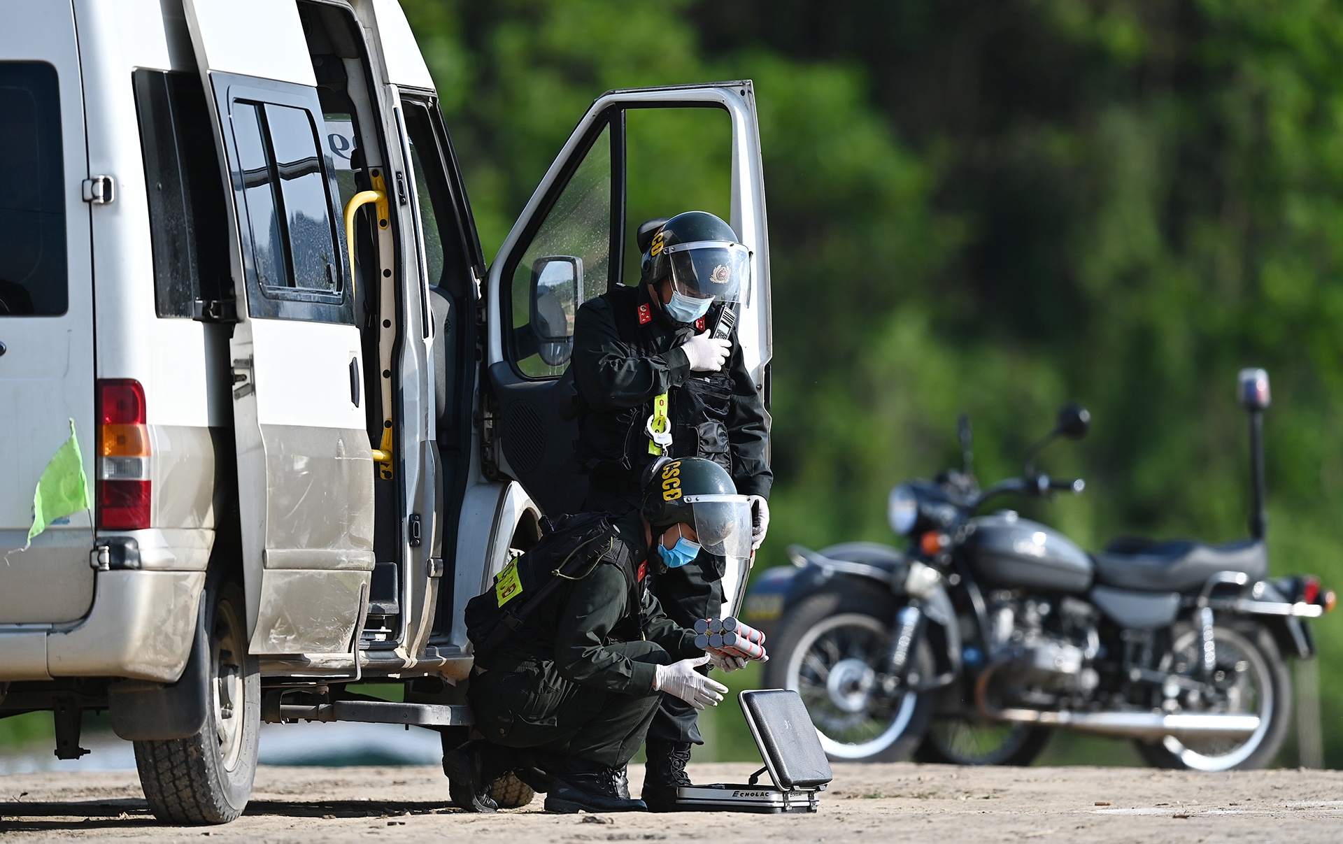 Canh sat co dong cuoi ngua ban sung anh 33