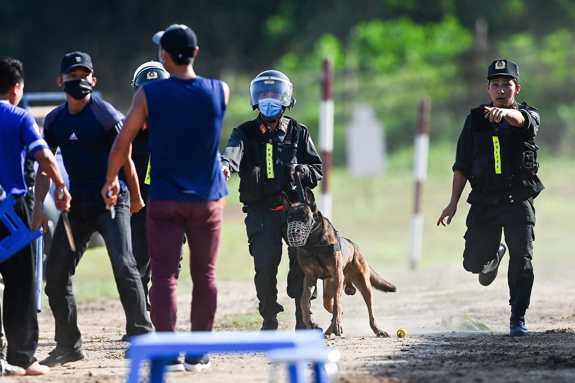Canh sat co dong cuoi ngua ban sung anh 34