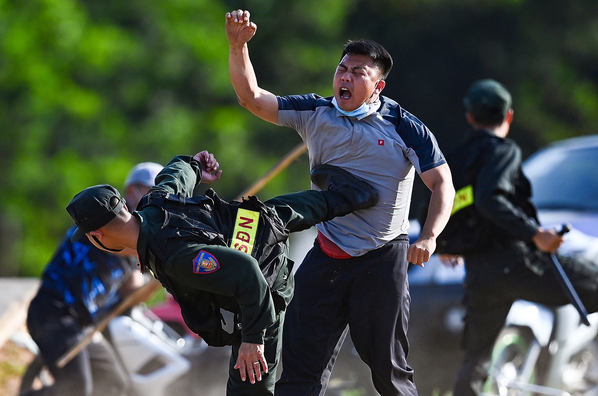 Canh sat co dong cuoi ngua ban sung anh 36