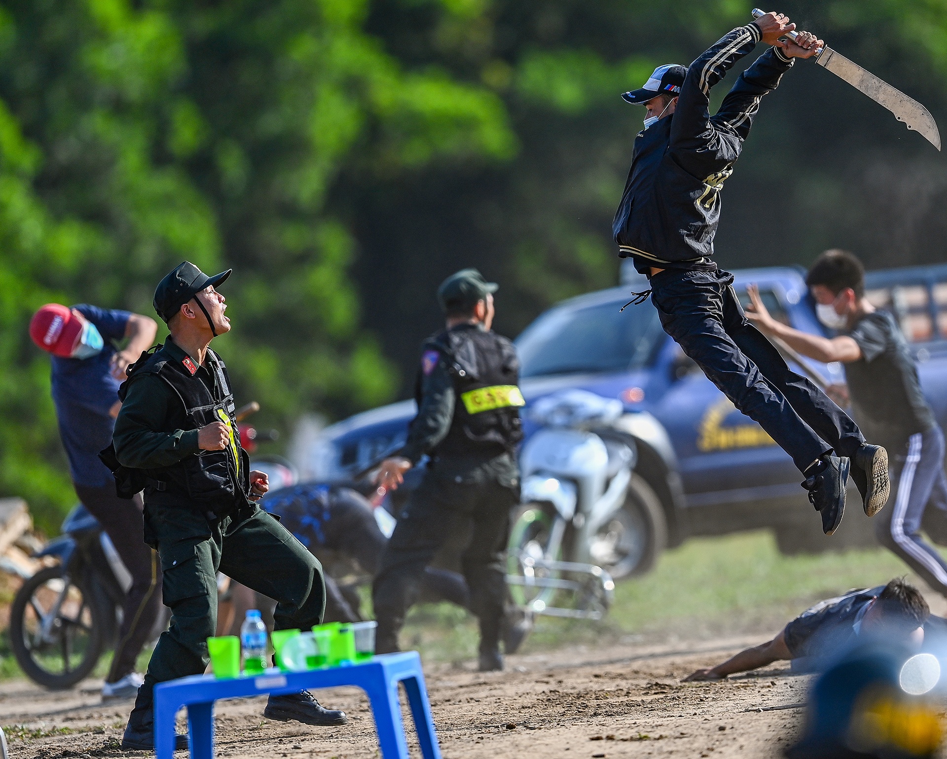 Canh sat co dong cuoi ngua ban sung anh 35