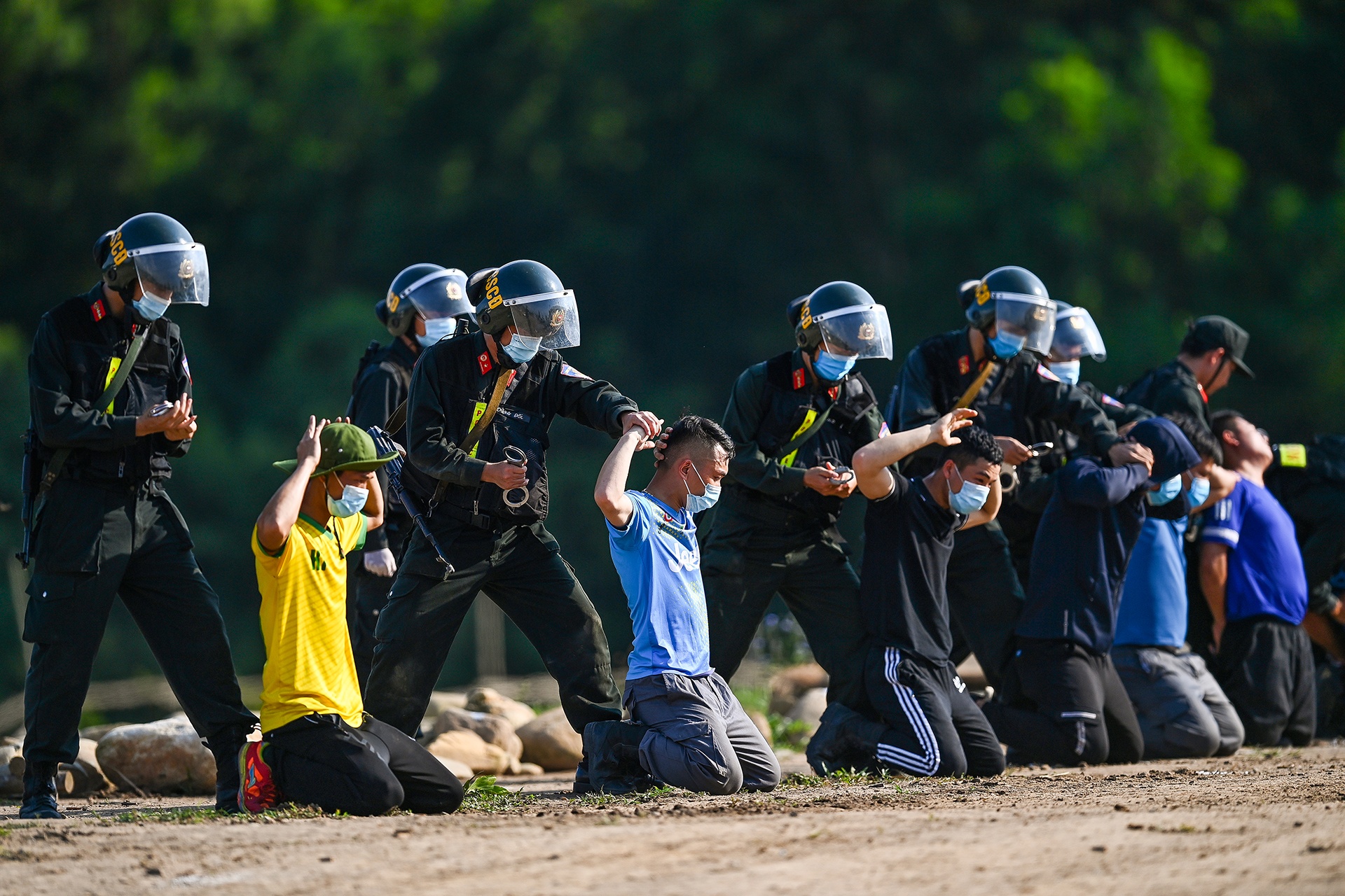 Canh sat co dong cuoi ngua ban sung anh 37