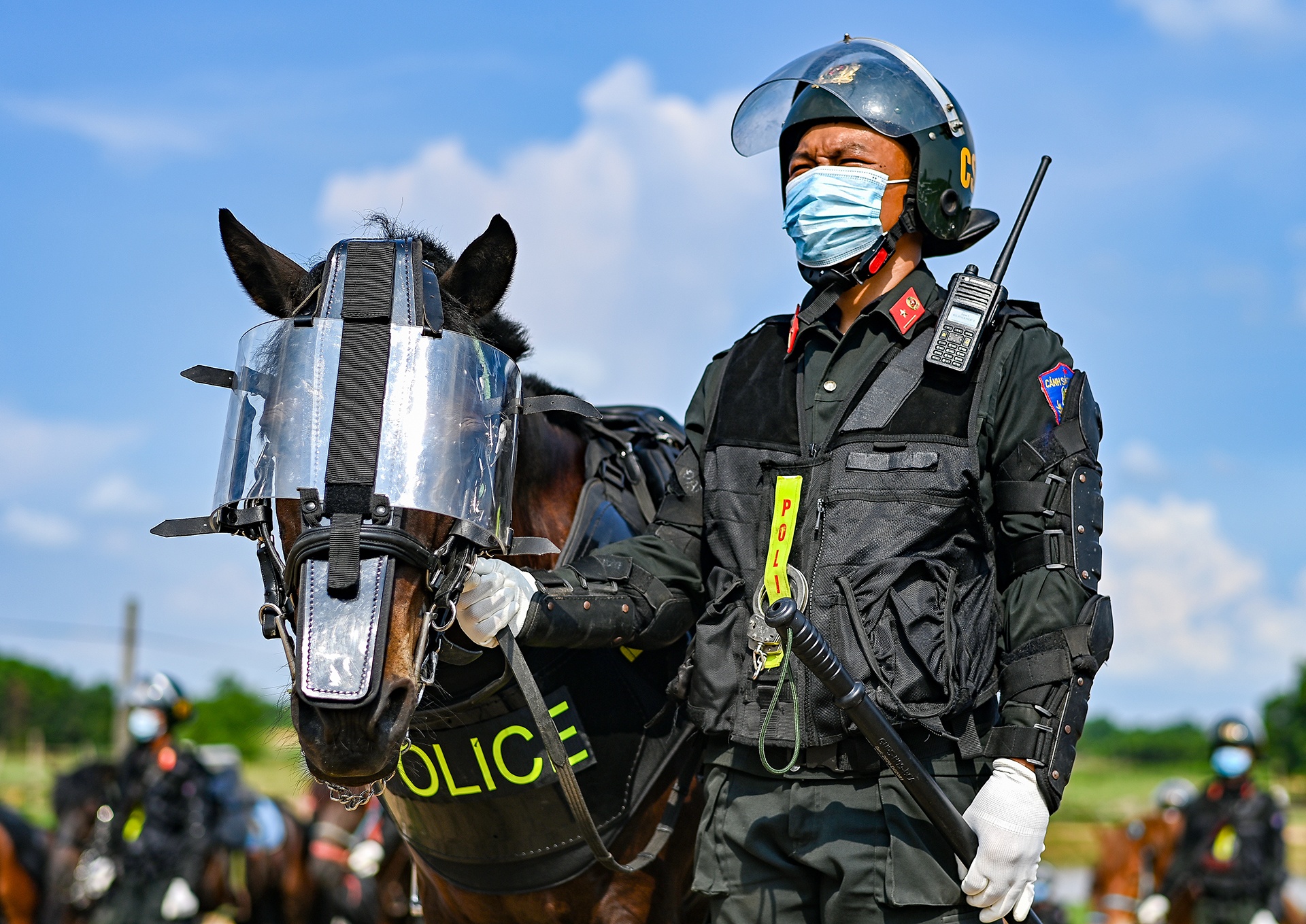 Canh sat co dong cuoi ngua ban sung anh 3