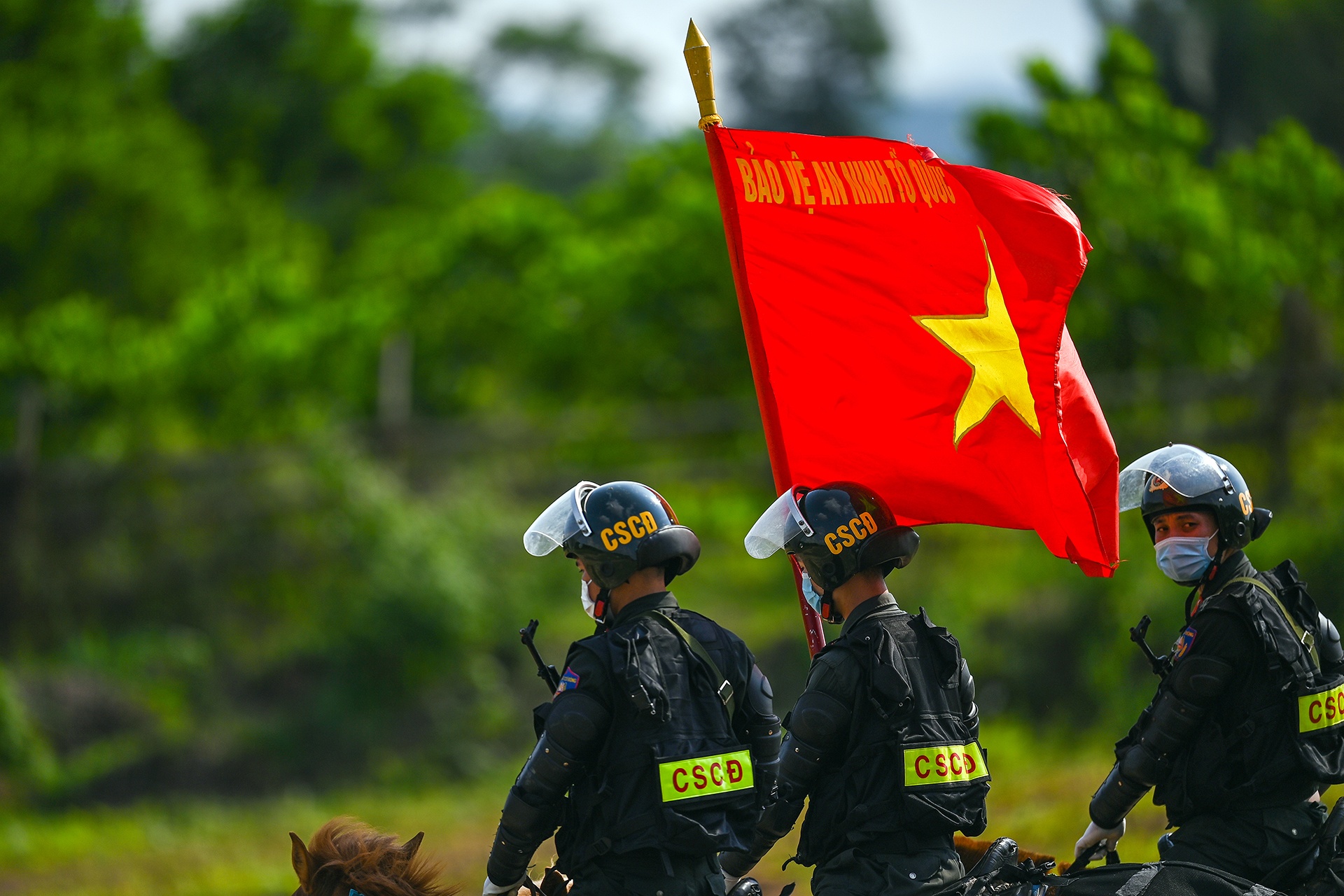 Canh sat co dong cuoi ngua ban sung anh 9