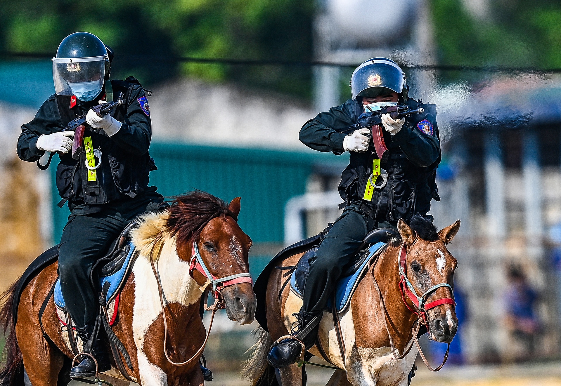 CSCD ky binh bieu dien cuoi ngua ban sung hinh anh