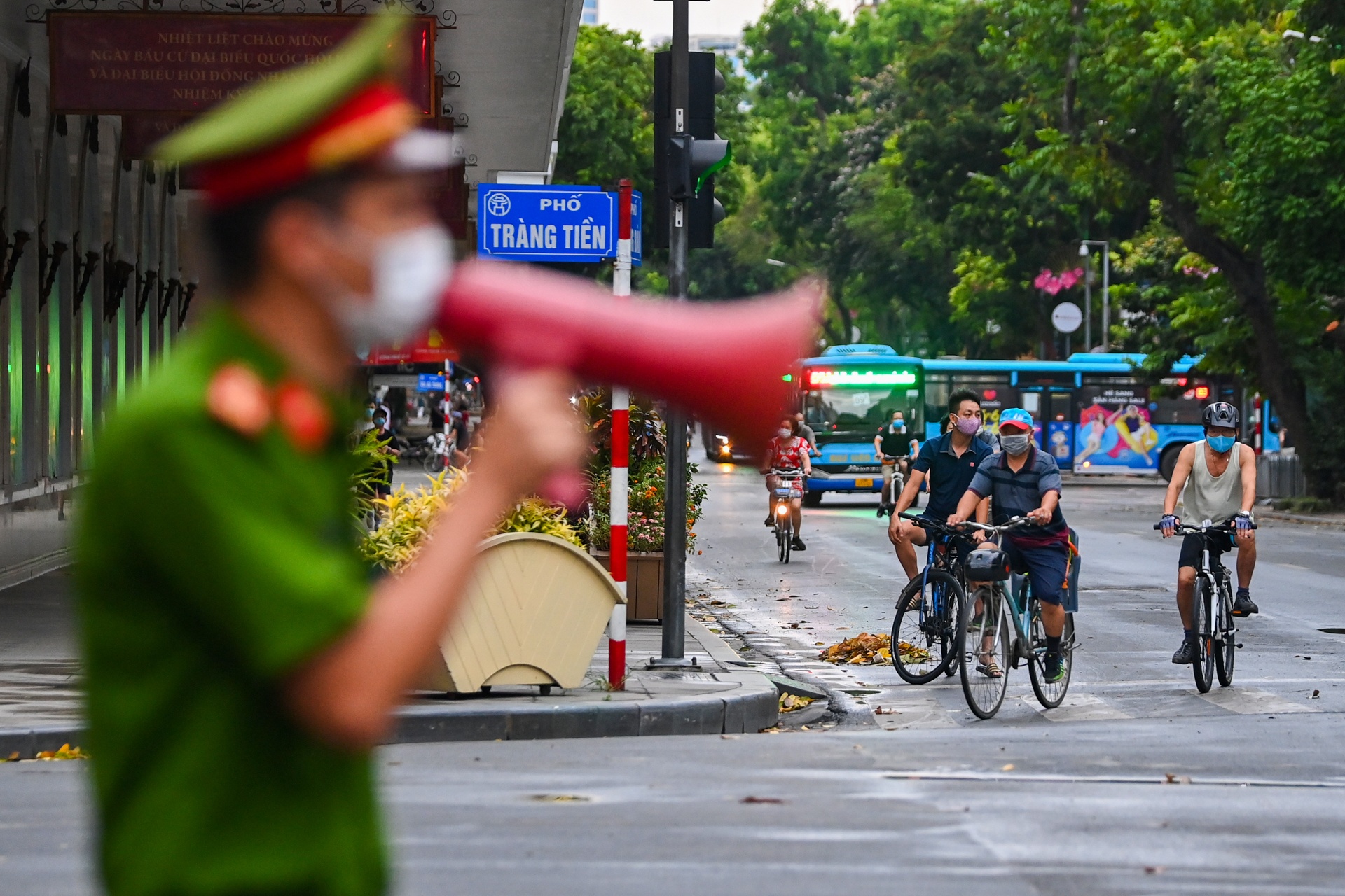 Canh sat cam nguoi dan tap the duc ho Guom anh 10