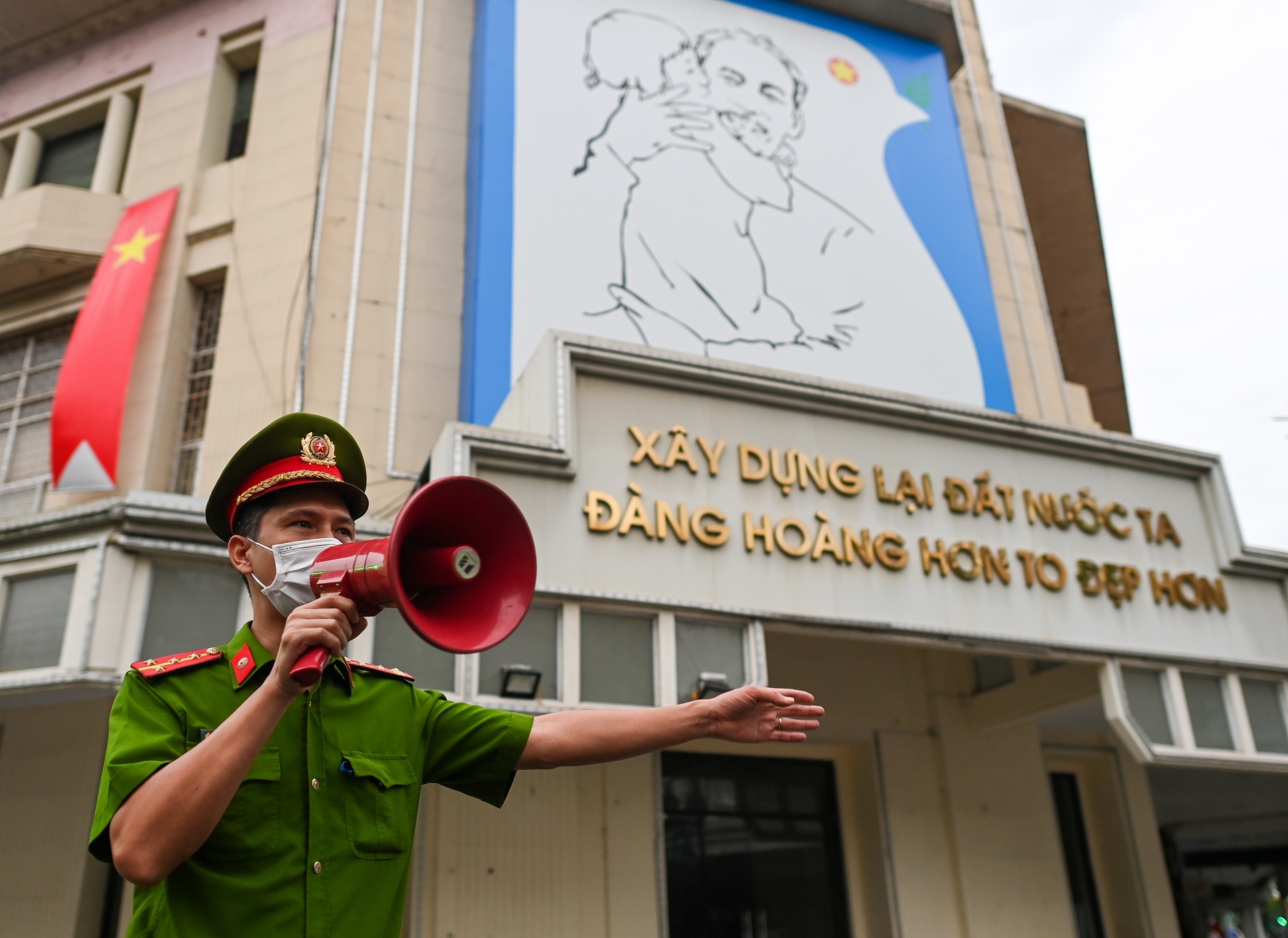 Canh sat cam nguoi dan tap the duc ho Guom anh 2