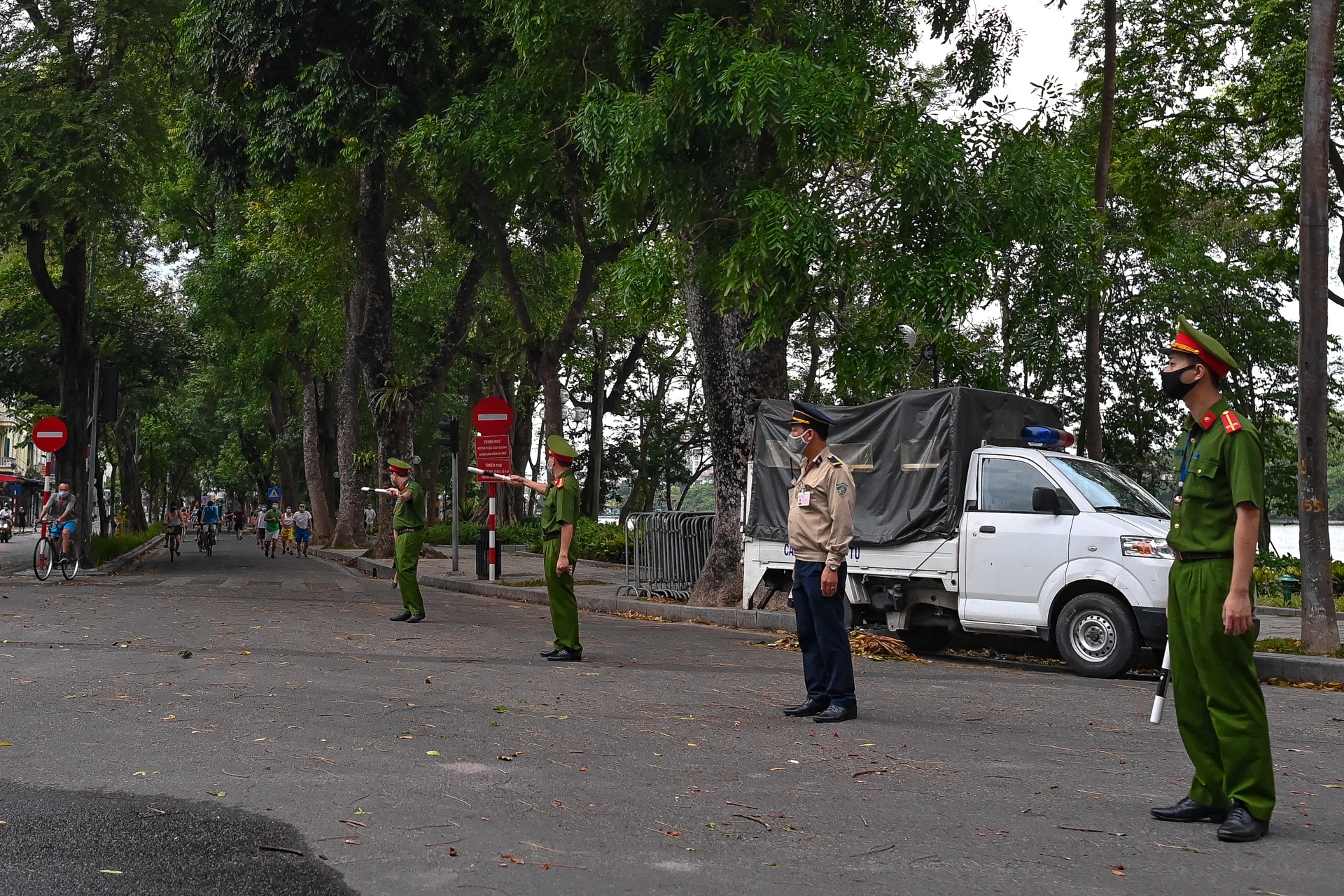 Canh sat cam nguoi dan tap the duc ho Guom anh 3