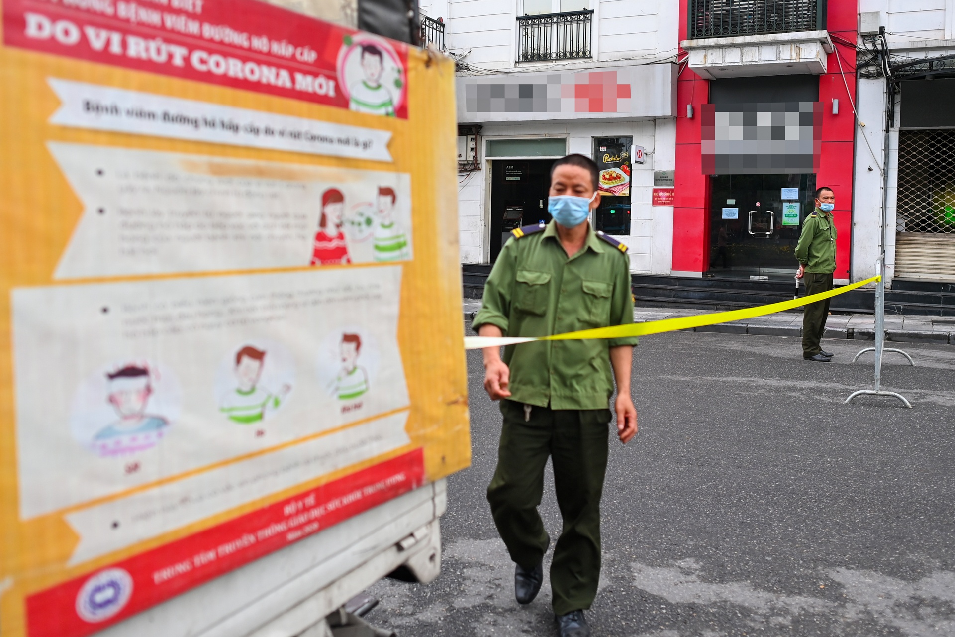 Canh sat cam nguoi dan tap the duc ho Guom anh 6