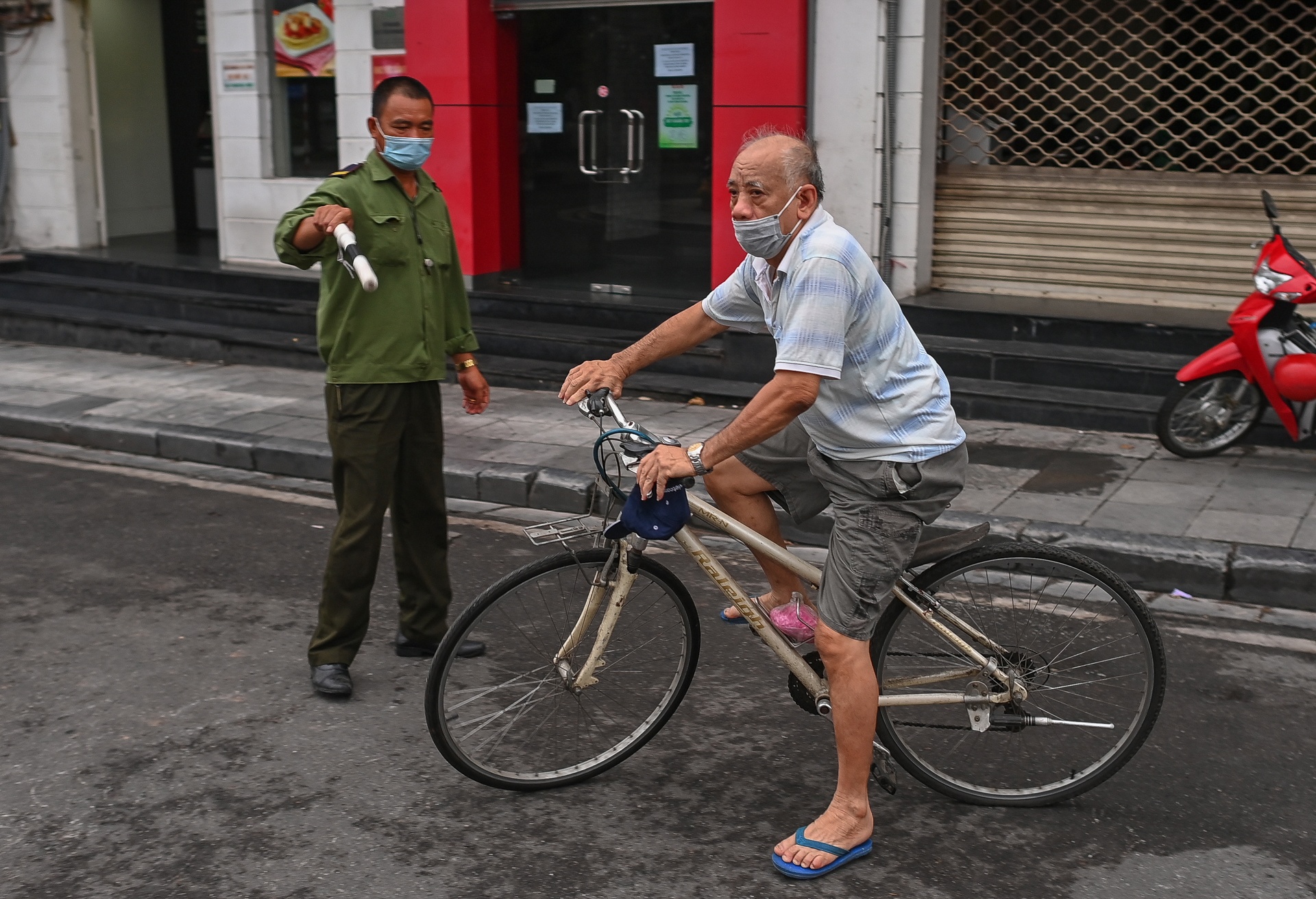Canh sat cam nguoi dan tap the duc ho Guom anh 7