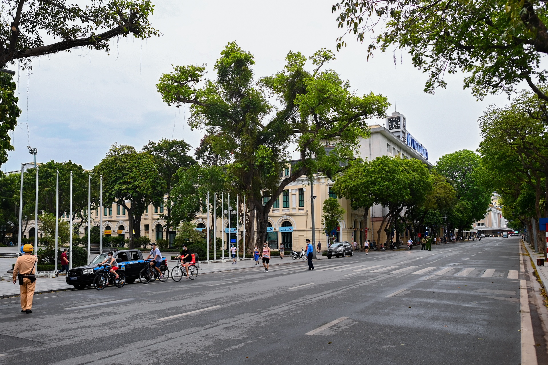 Canh sat cam nguoi dan tap the duc ho Guom anh 9