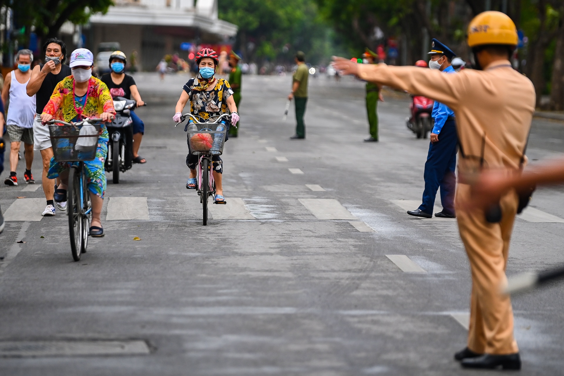 Canh sat lap 6 chot ngan nguoi dan dap xe quanh ho Guom hinh anh