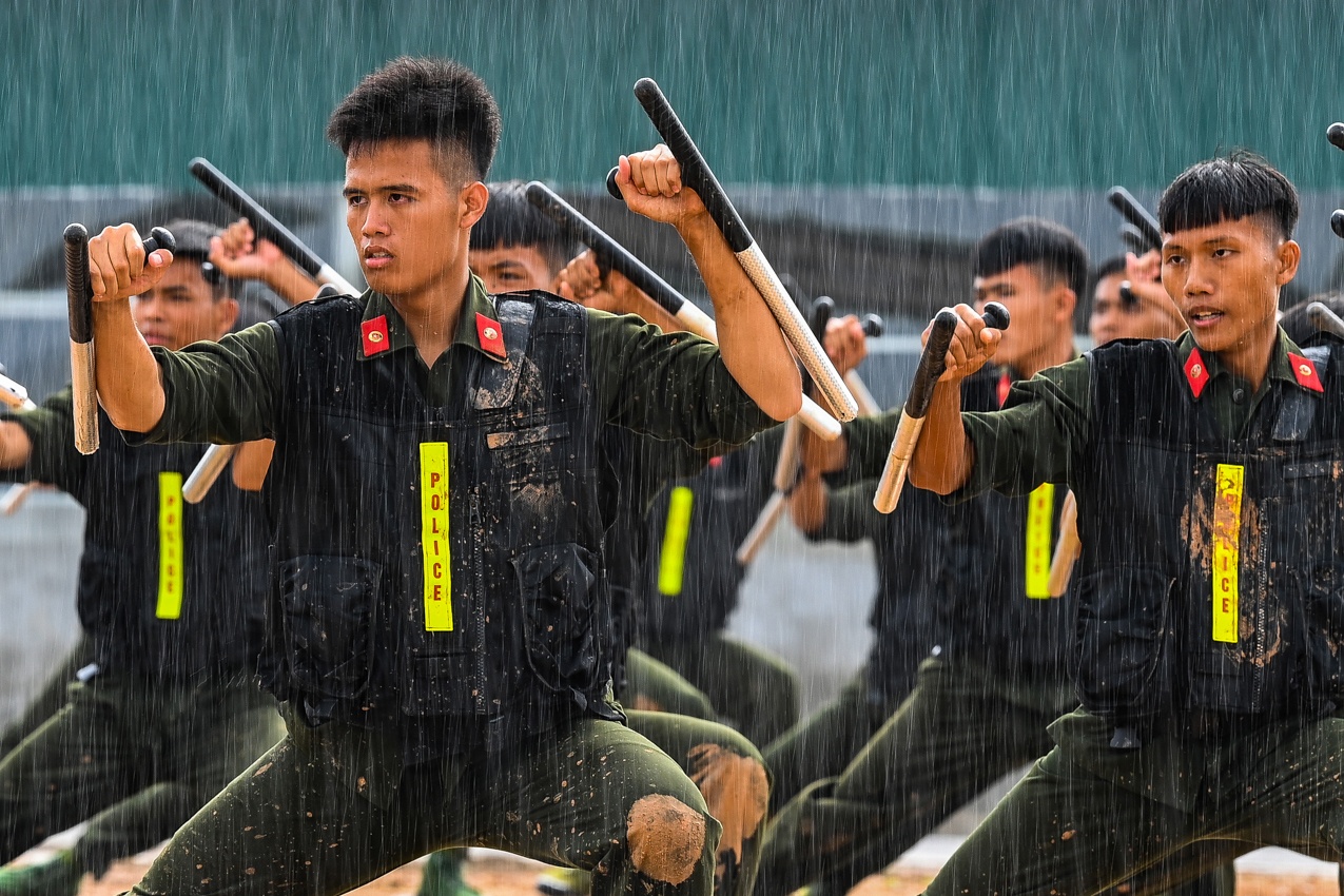 Tan binh canh sat co dong dien tap tran ap bao loan hinh anh