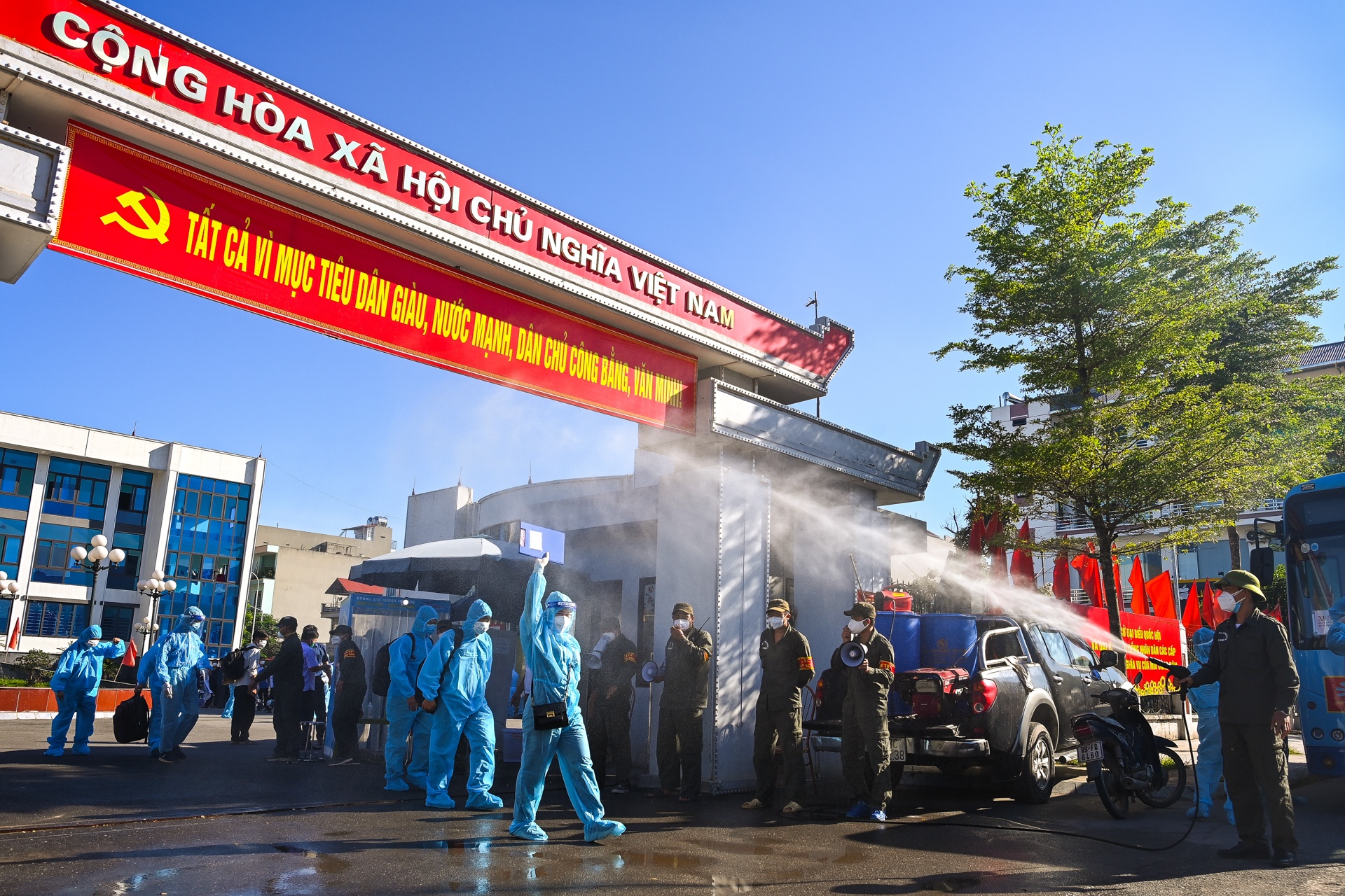 Ha Noi don cong dan tu Bac Giang anh 10