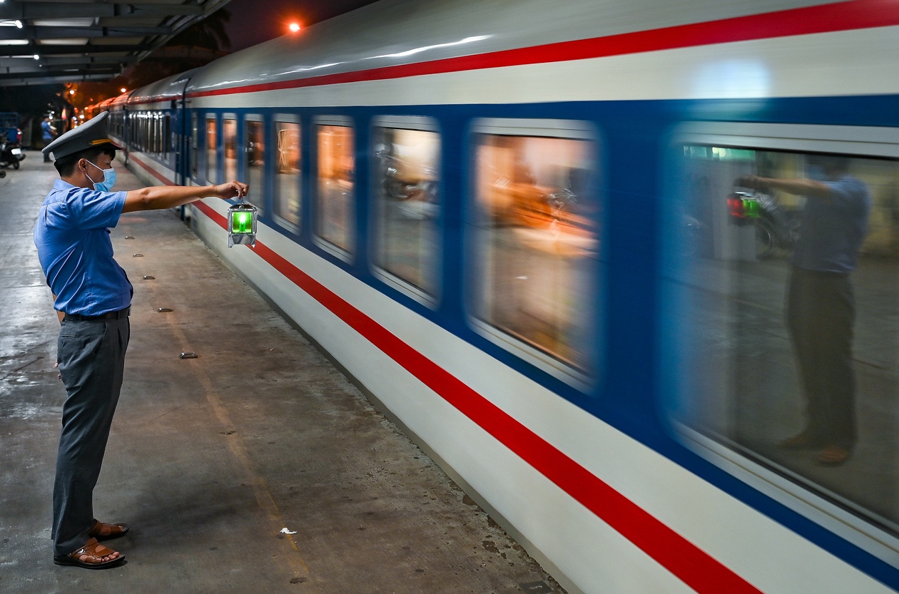 Tau hoa Ha Noi - TP.HCM hoat dong tro lai hinh anh