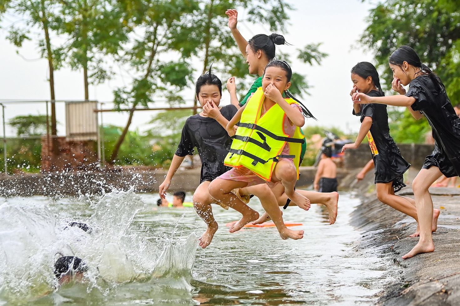 Tre em nhay cau, tam song giai nhiet ngay Ha Noi nong 40 do C hinh anh