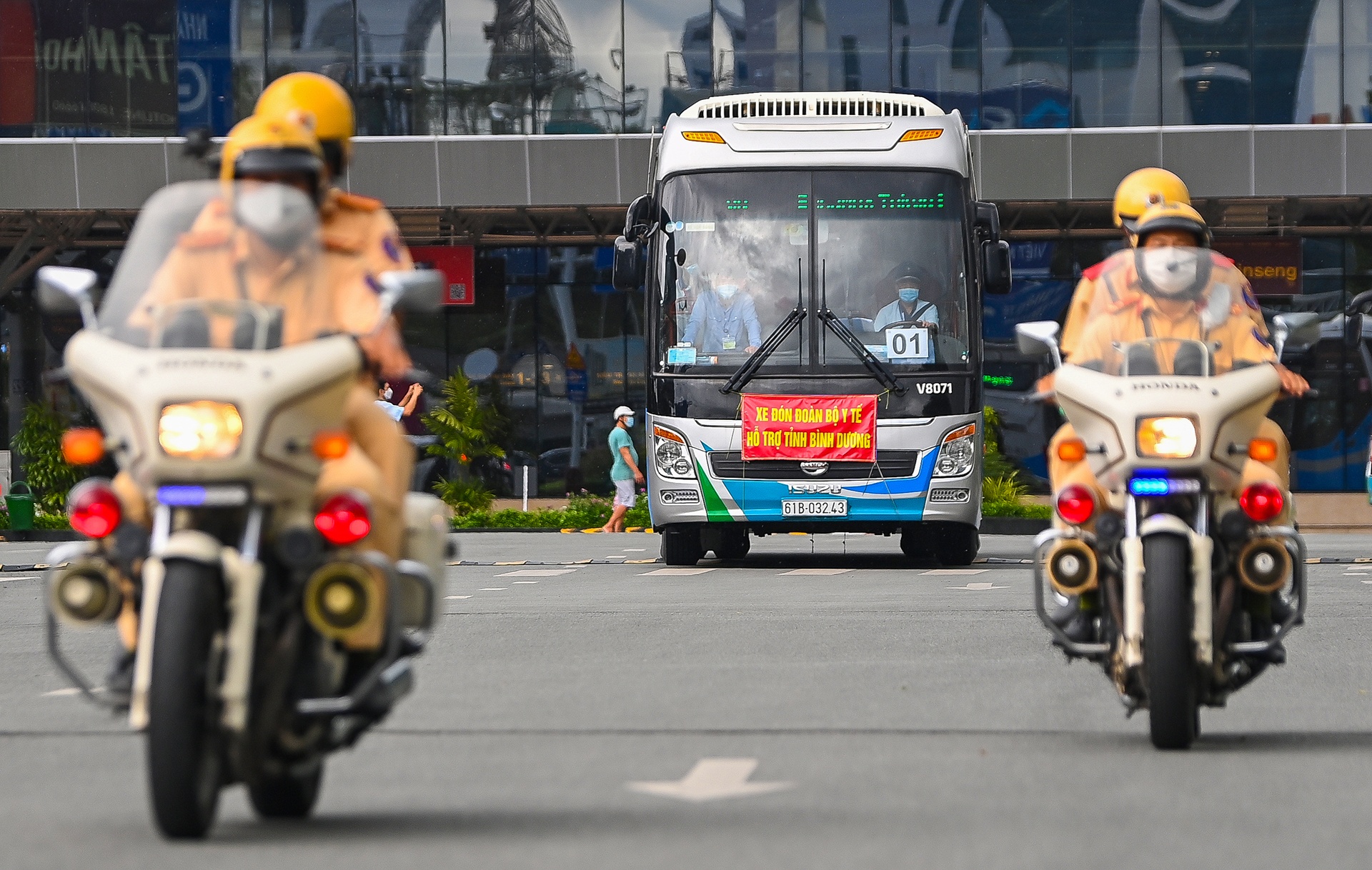 Sinh vien Dai hoc Y Ha Noi chi vien Binh Duong anh 9