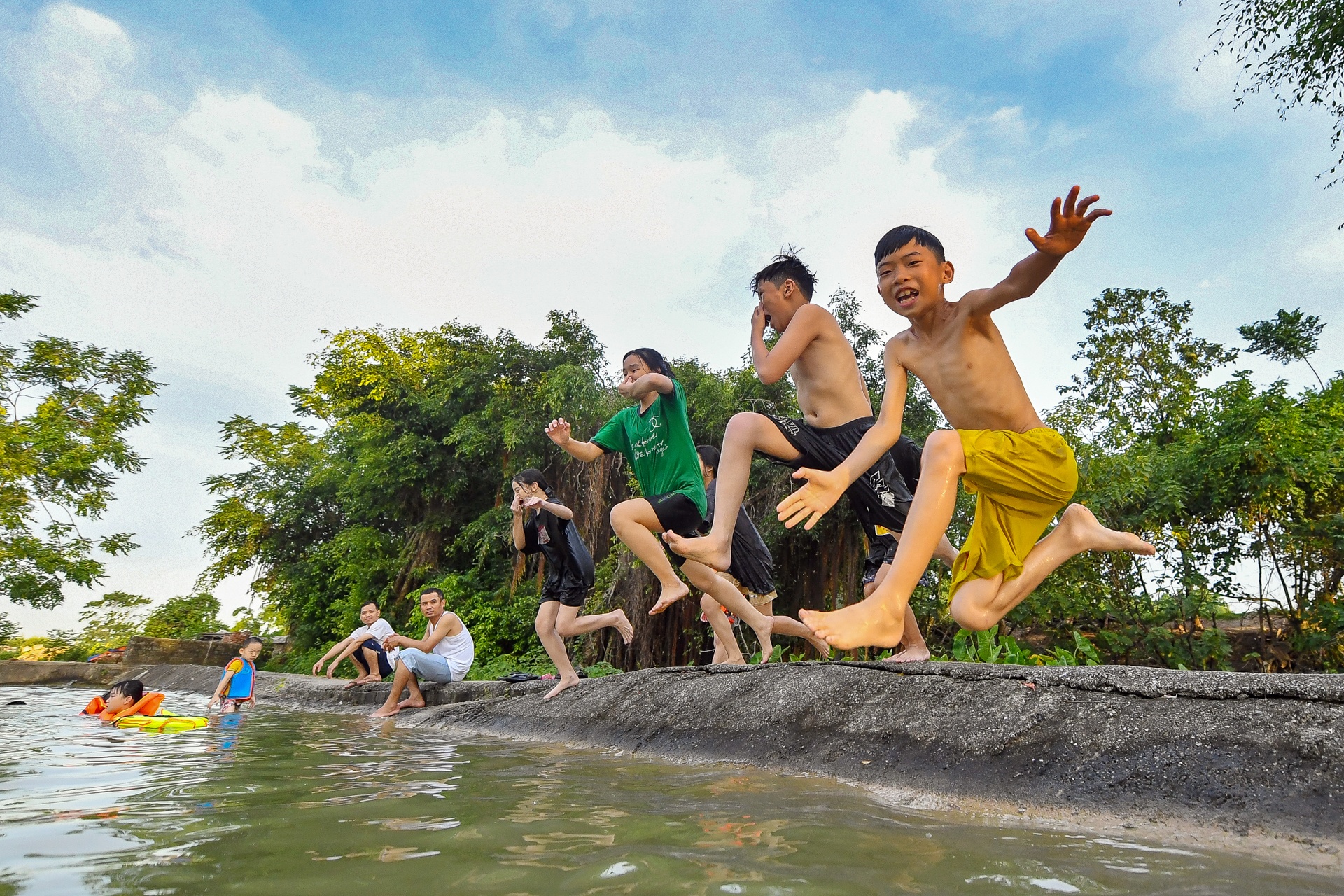Tre em Ha Noi tam song giai nhiet anh 1