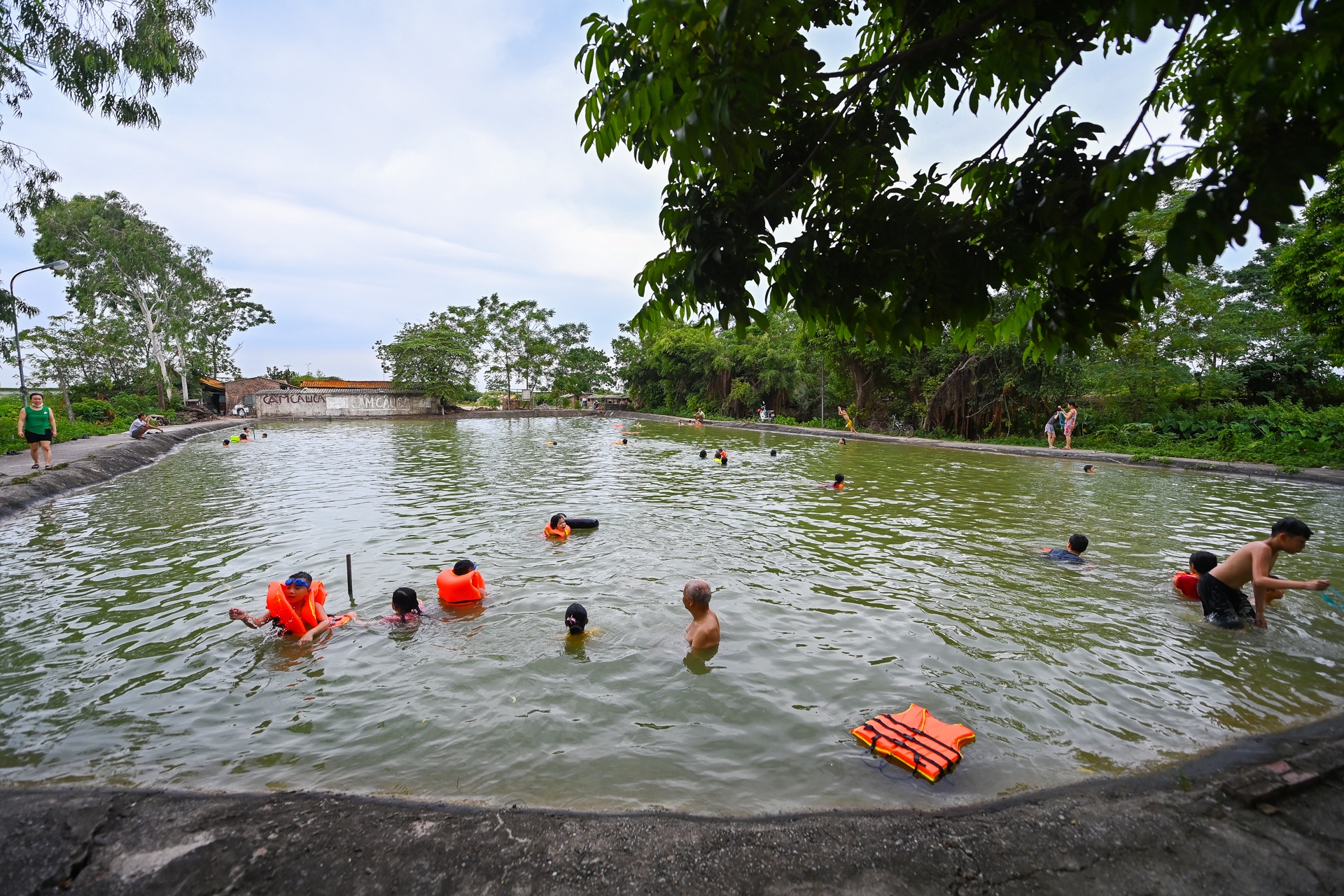Tre em Ha Noi tam song giai nhiet anh 2