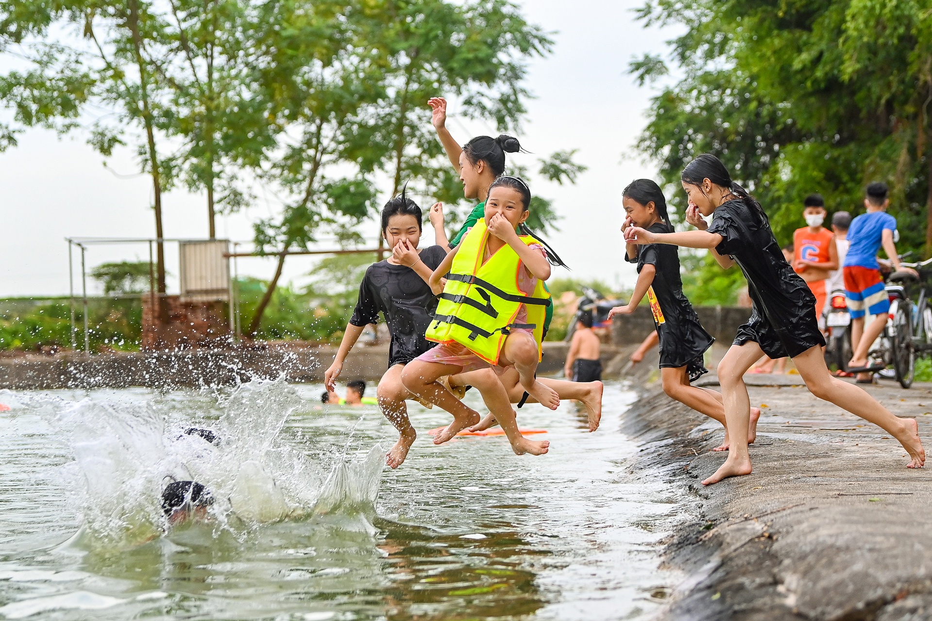 Tre em Ha Noi tam song giai nhiet anh 5